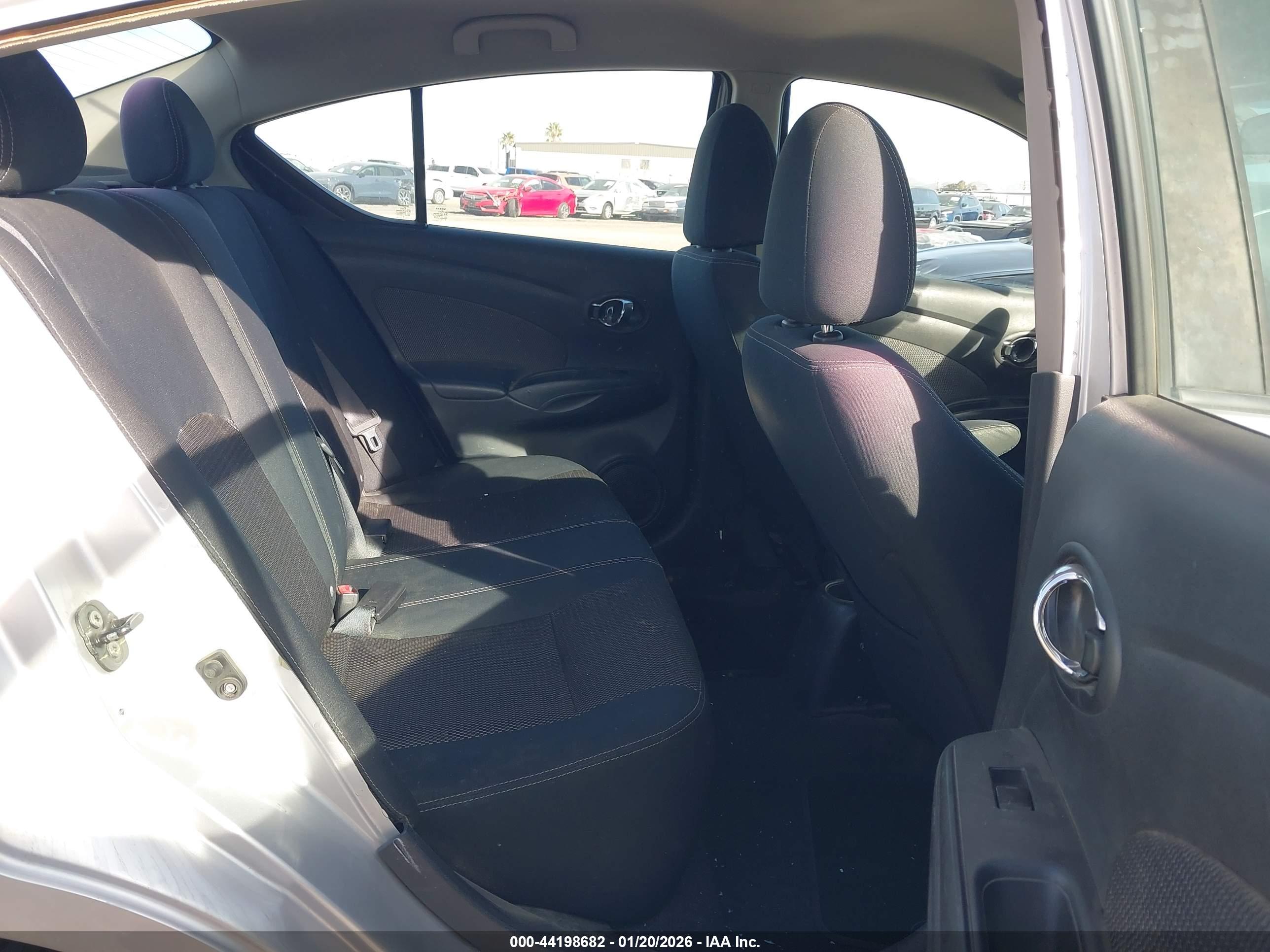 NISSAN VERSA image 8