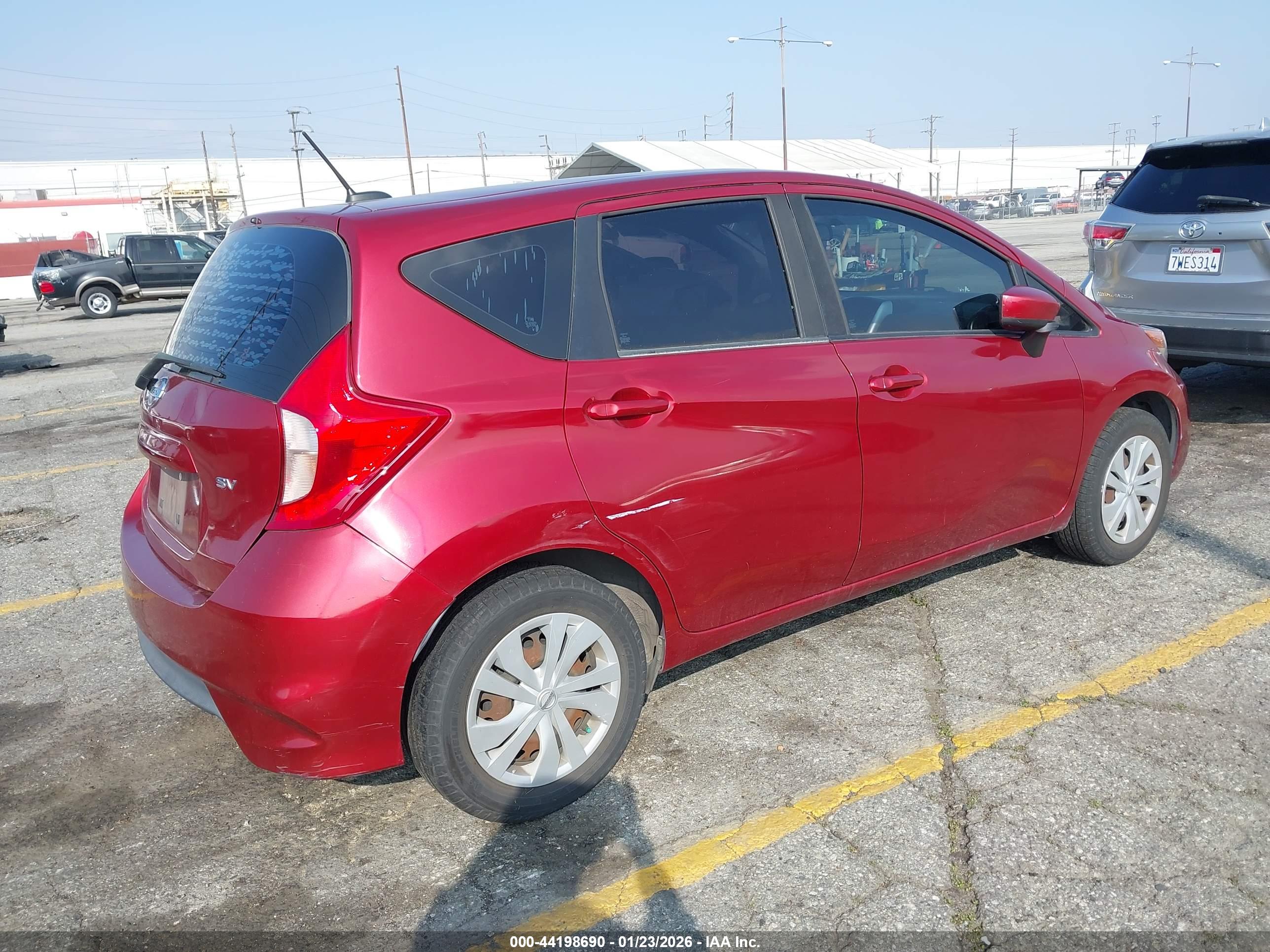 NISSAN VERSA image 4