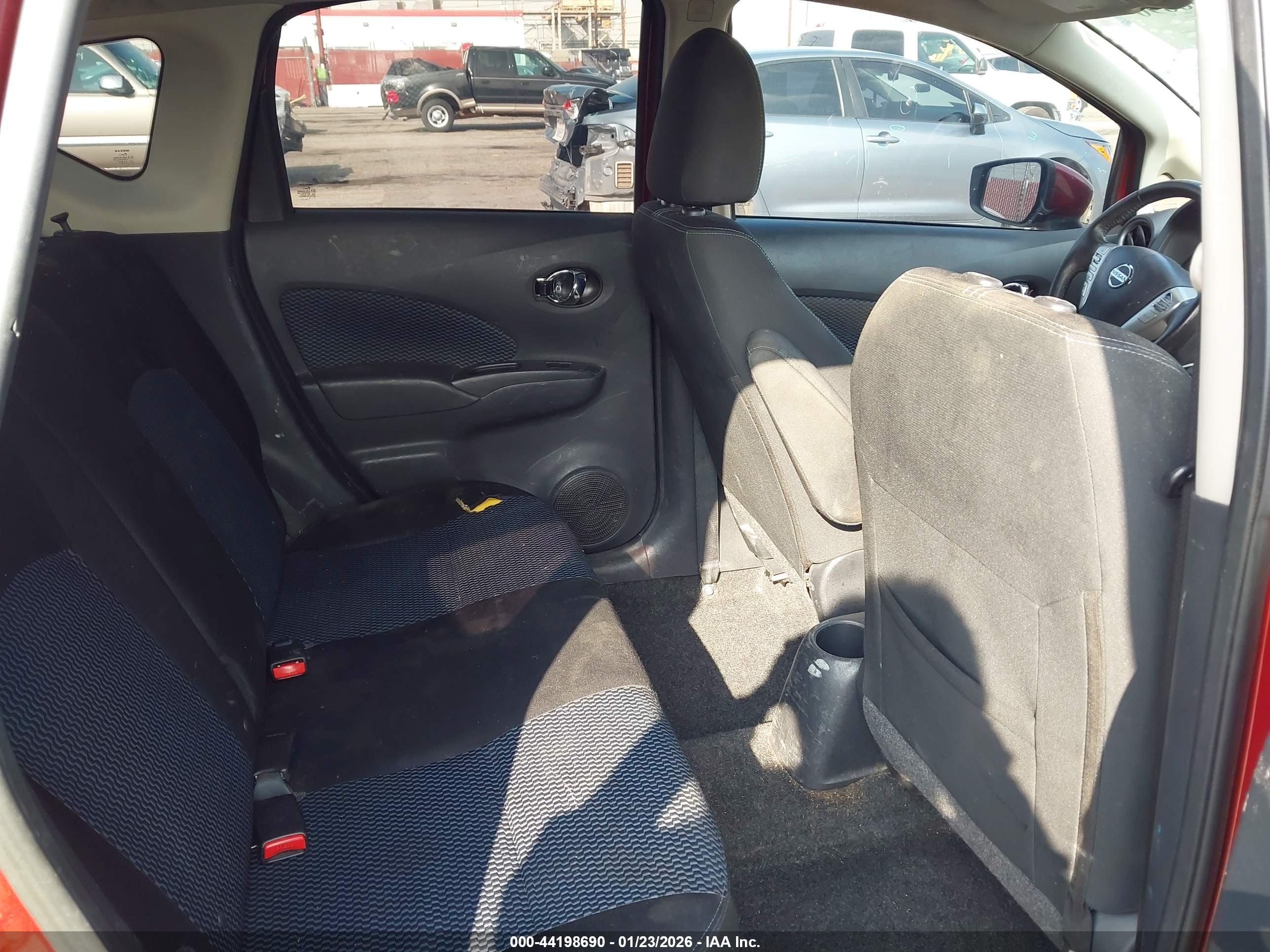 NISSAN VERSA image 8