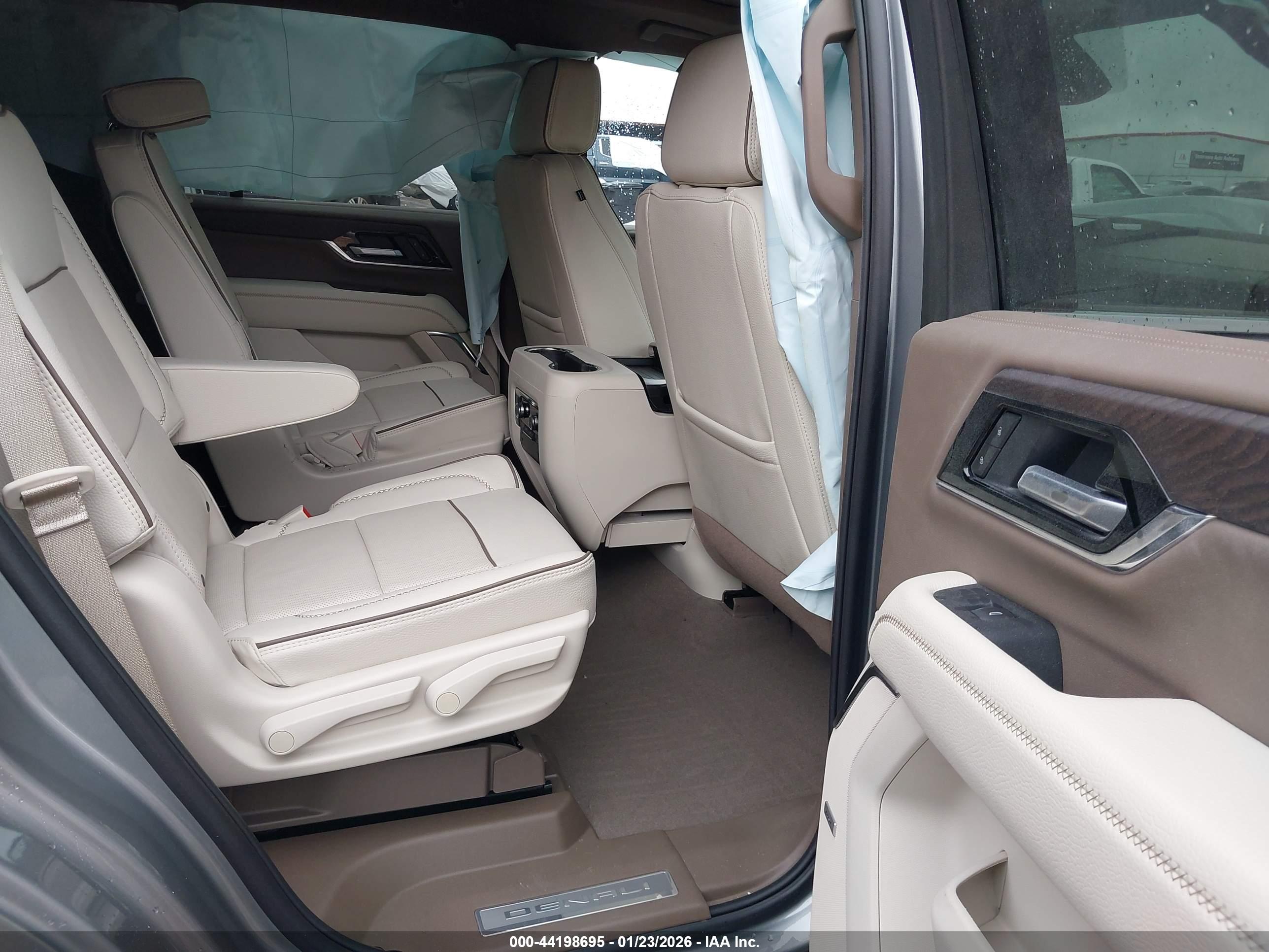 GMC YUKON image 8