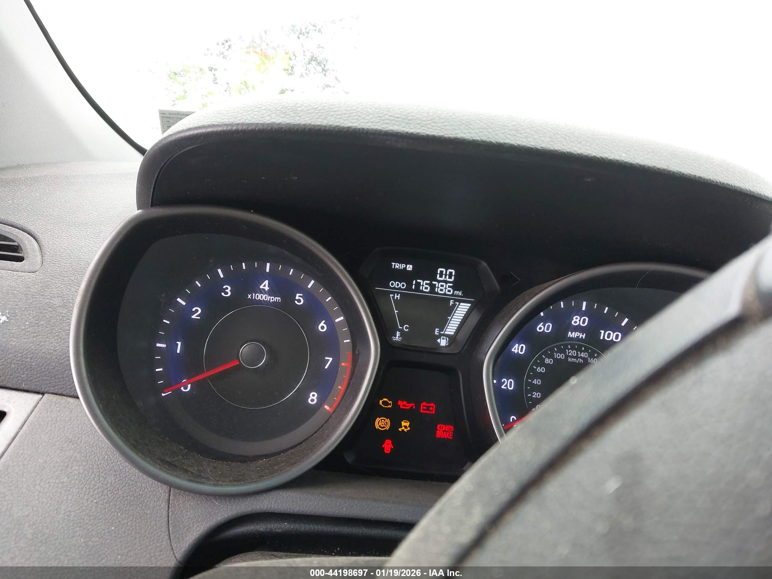 HYUNDAI ELANTRA image 7