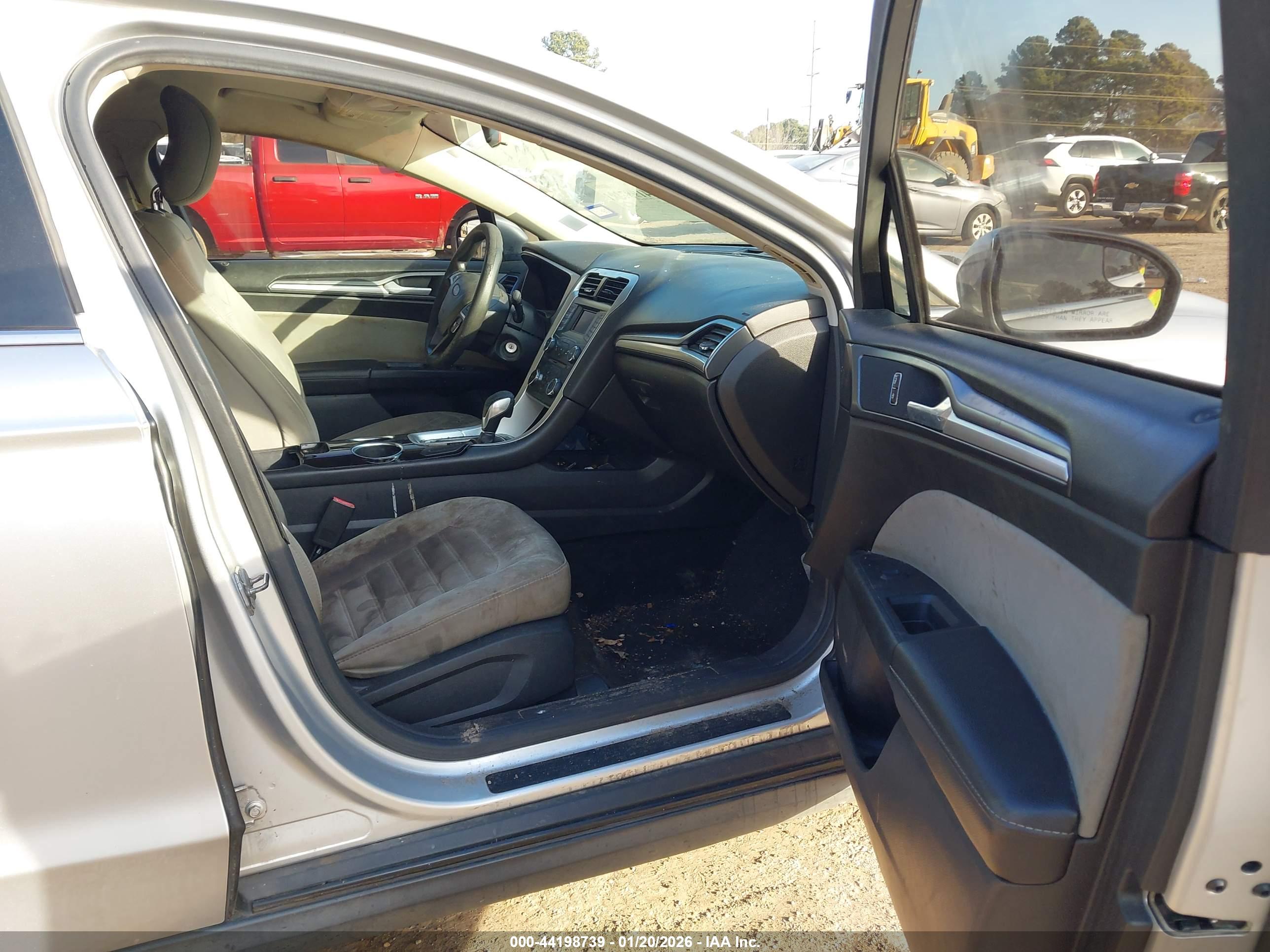 FORD FUSION image 5