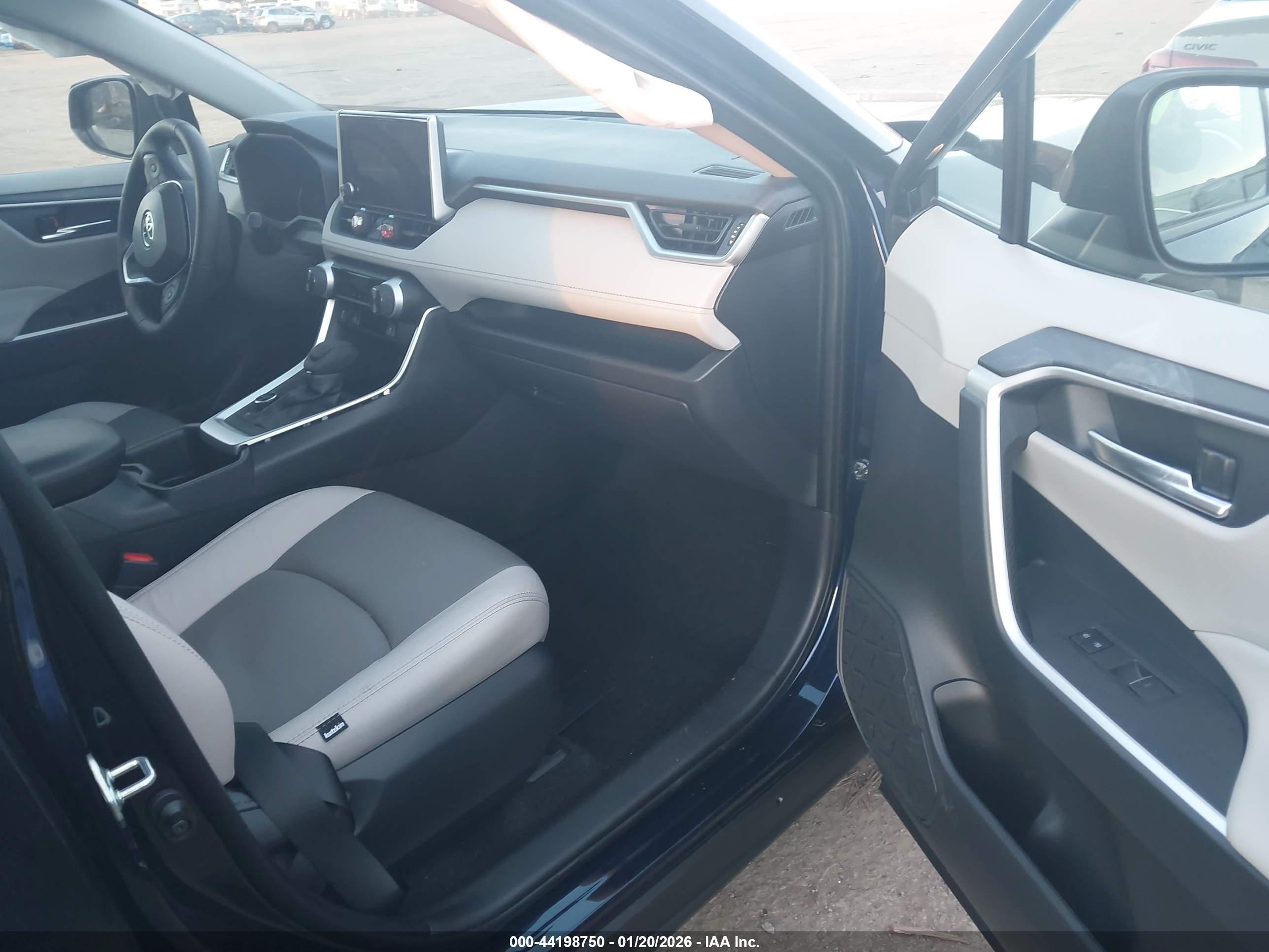 TOYOTA RAV4 image 5