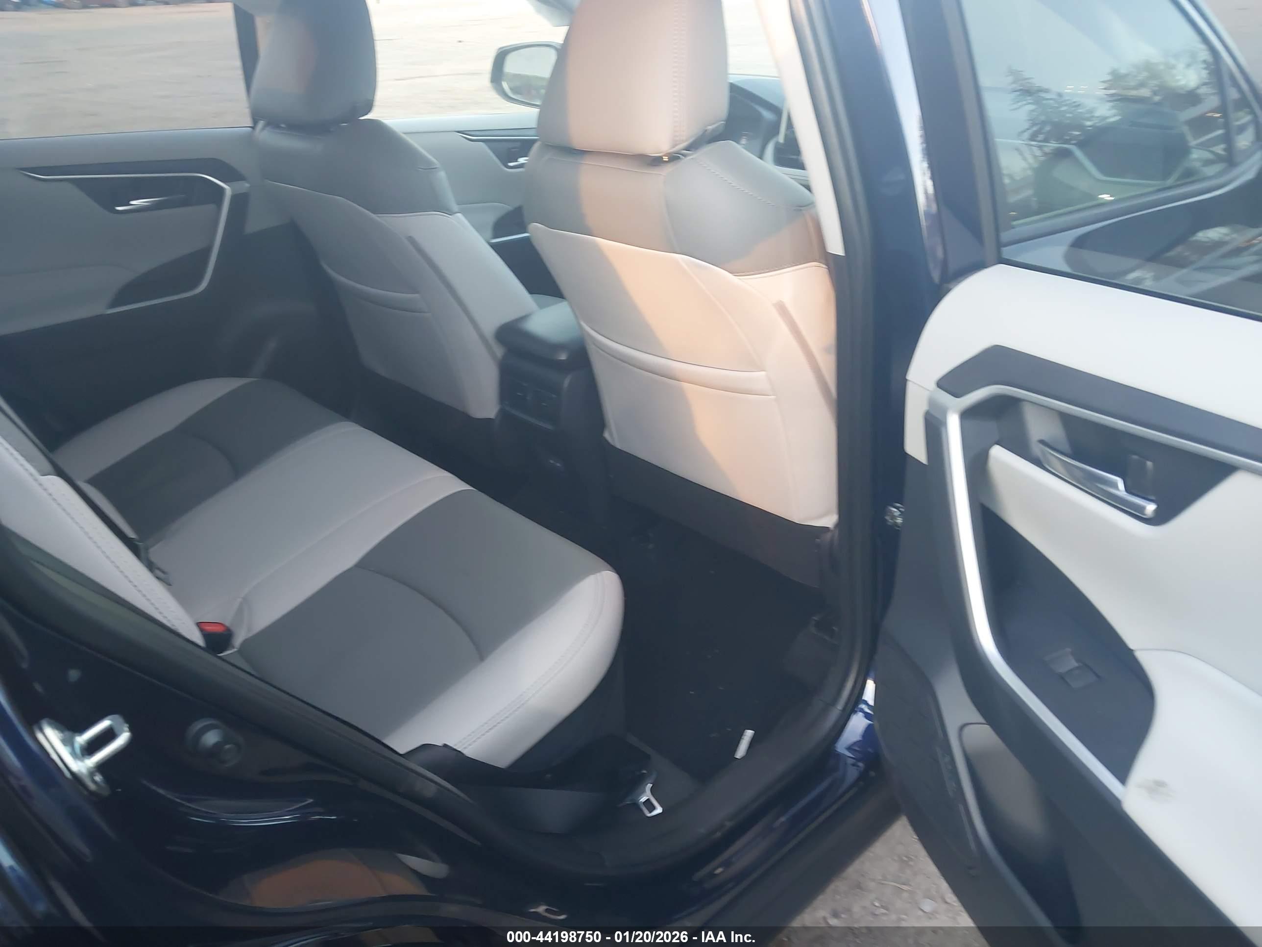 TOYOTA RAV4 image 8