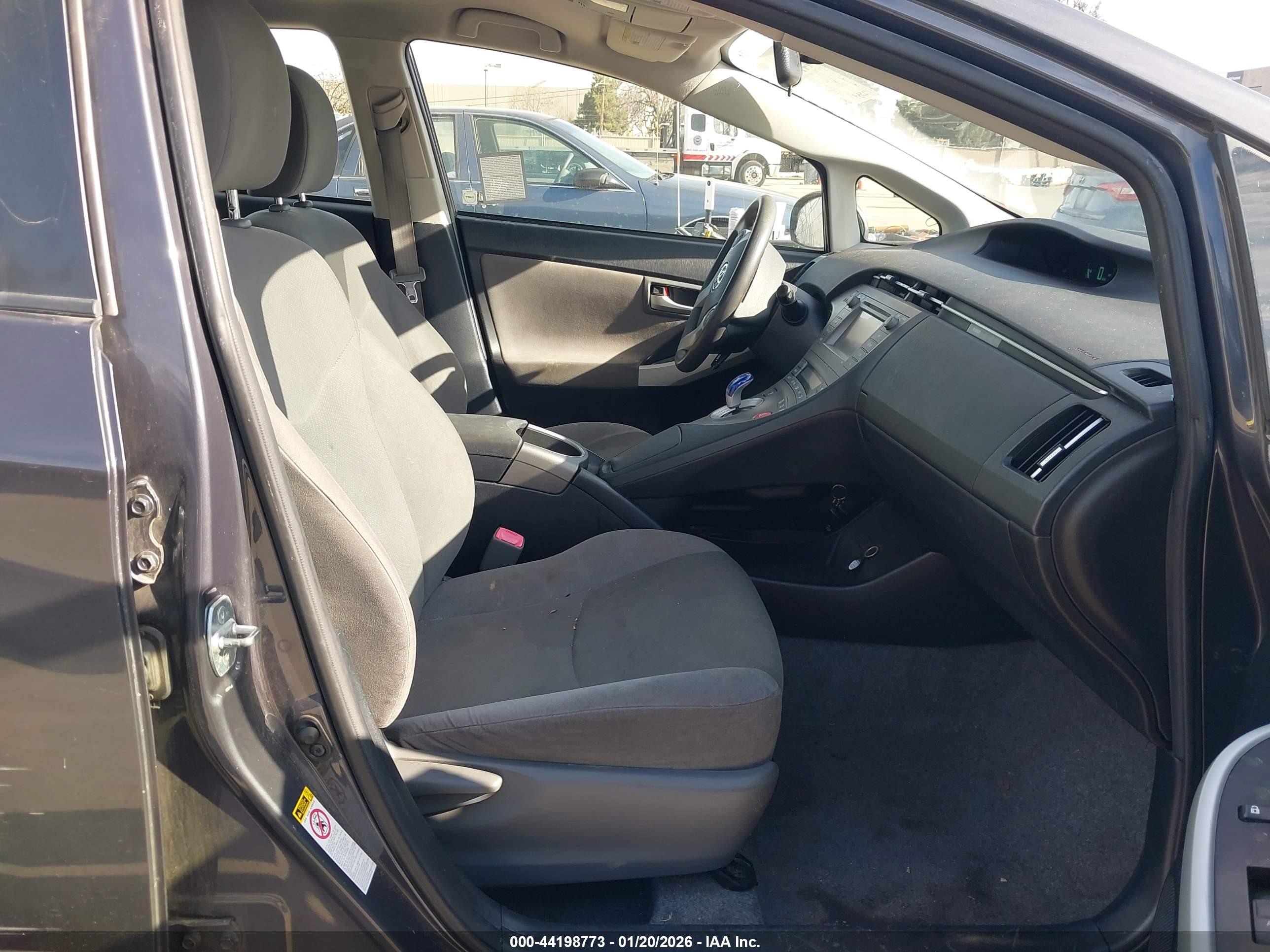 TOYOTA PRIUS image 8