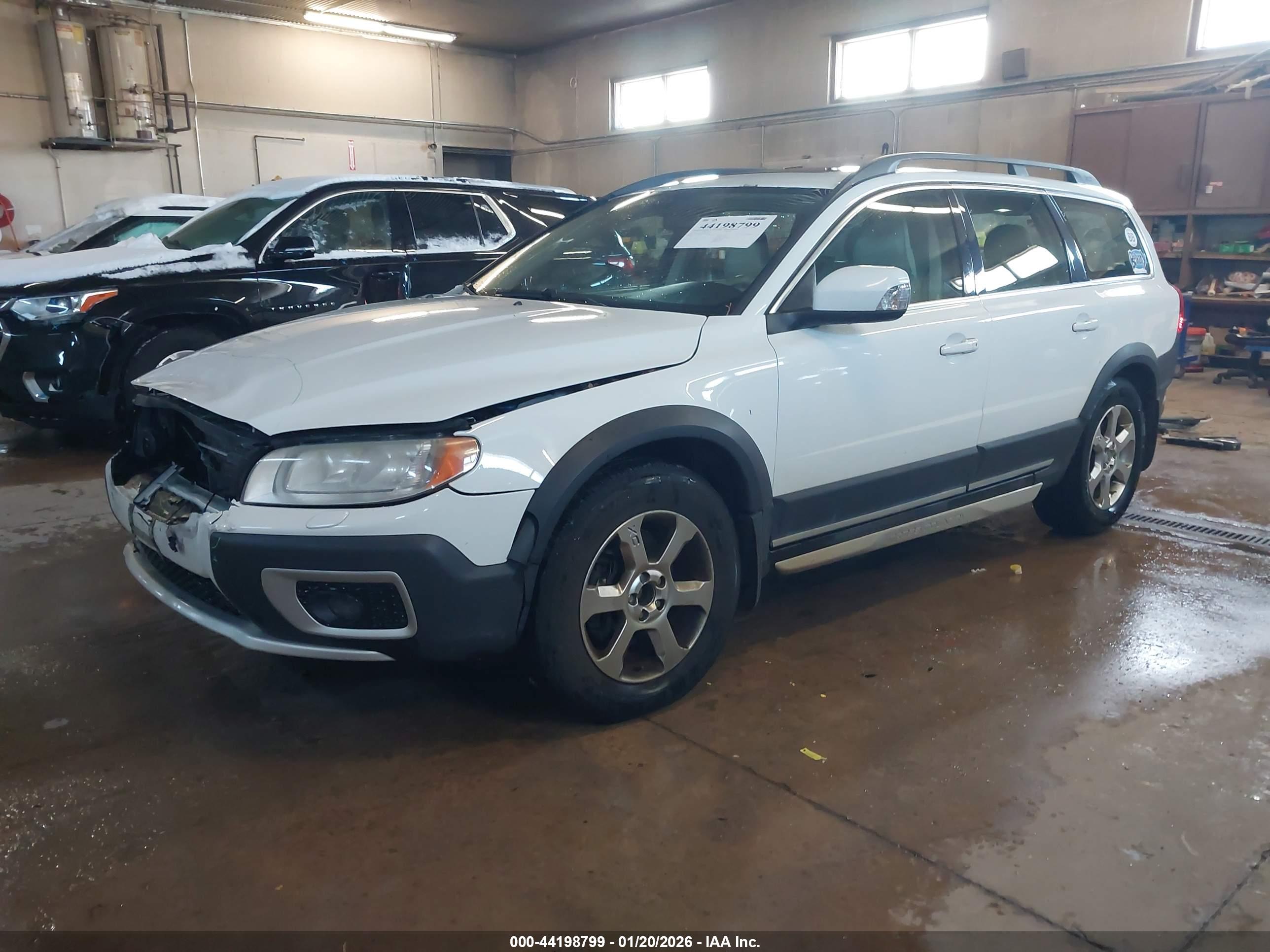 VOLVO XC70 image 2