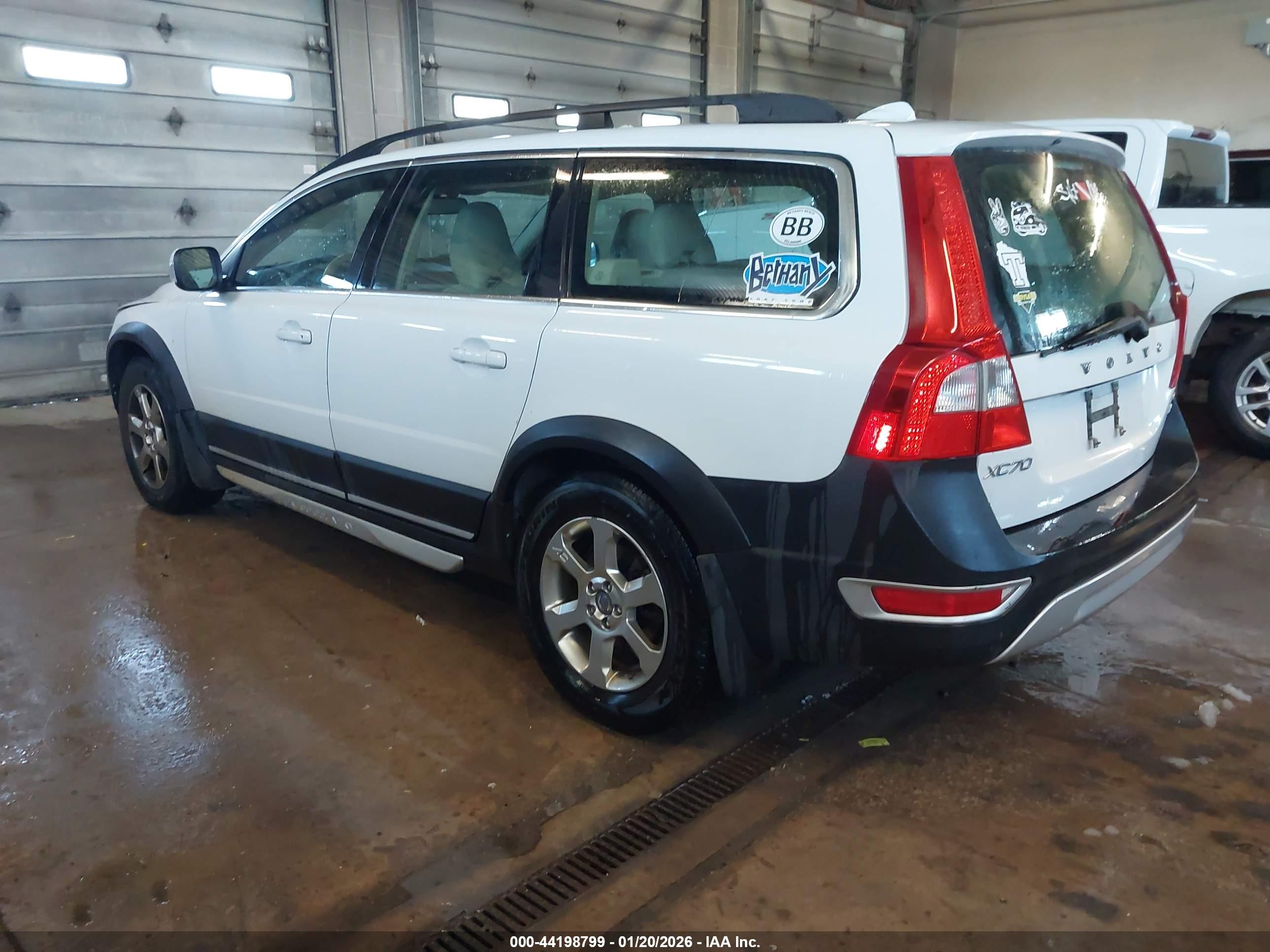 VOLVO XC70 image 3