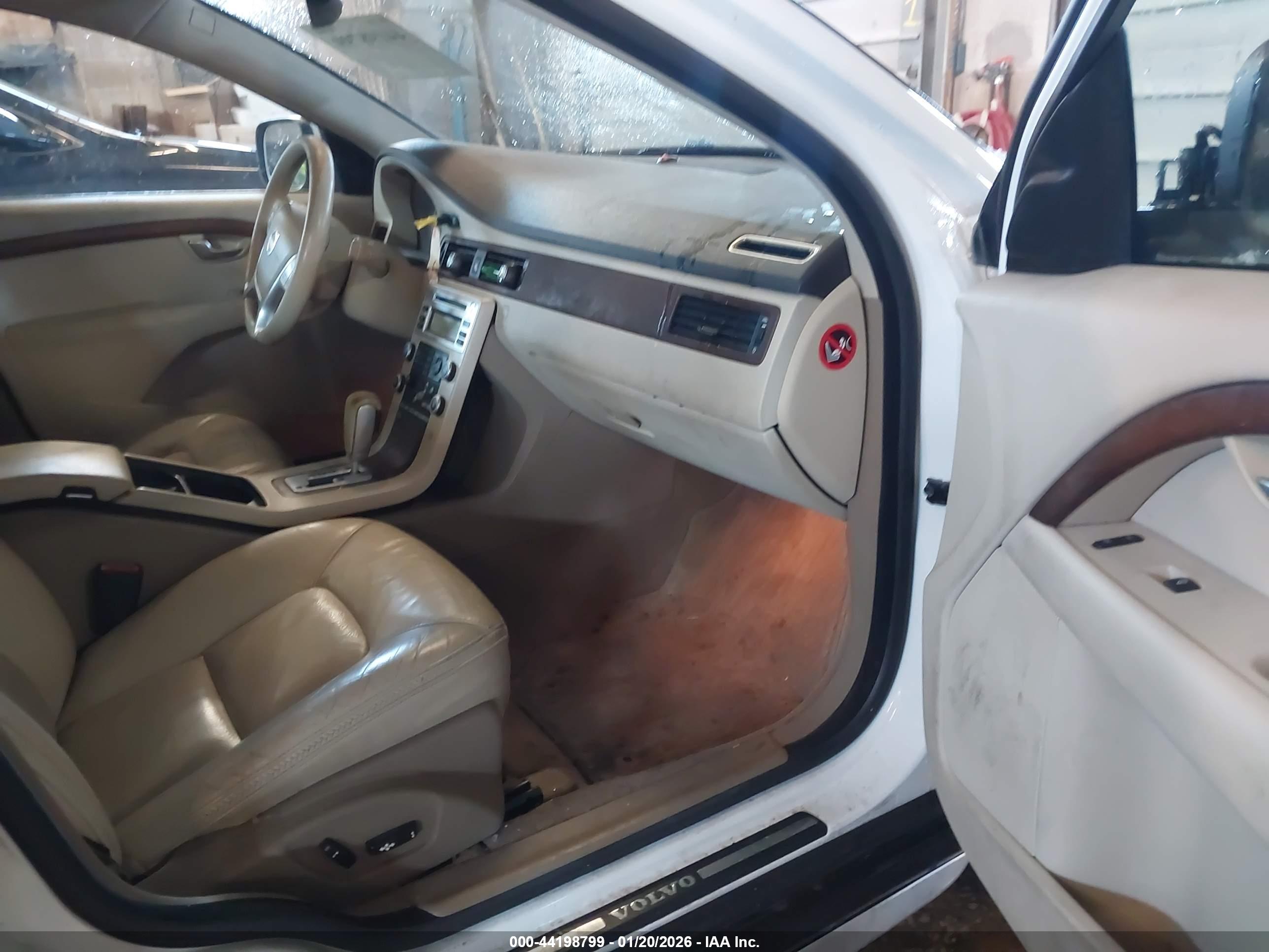 VOLVO XC70 image 5