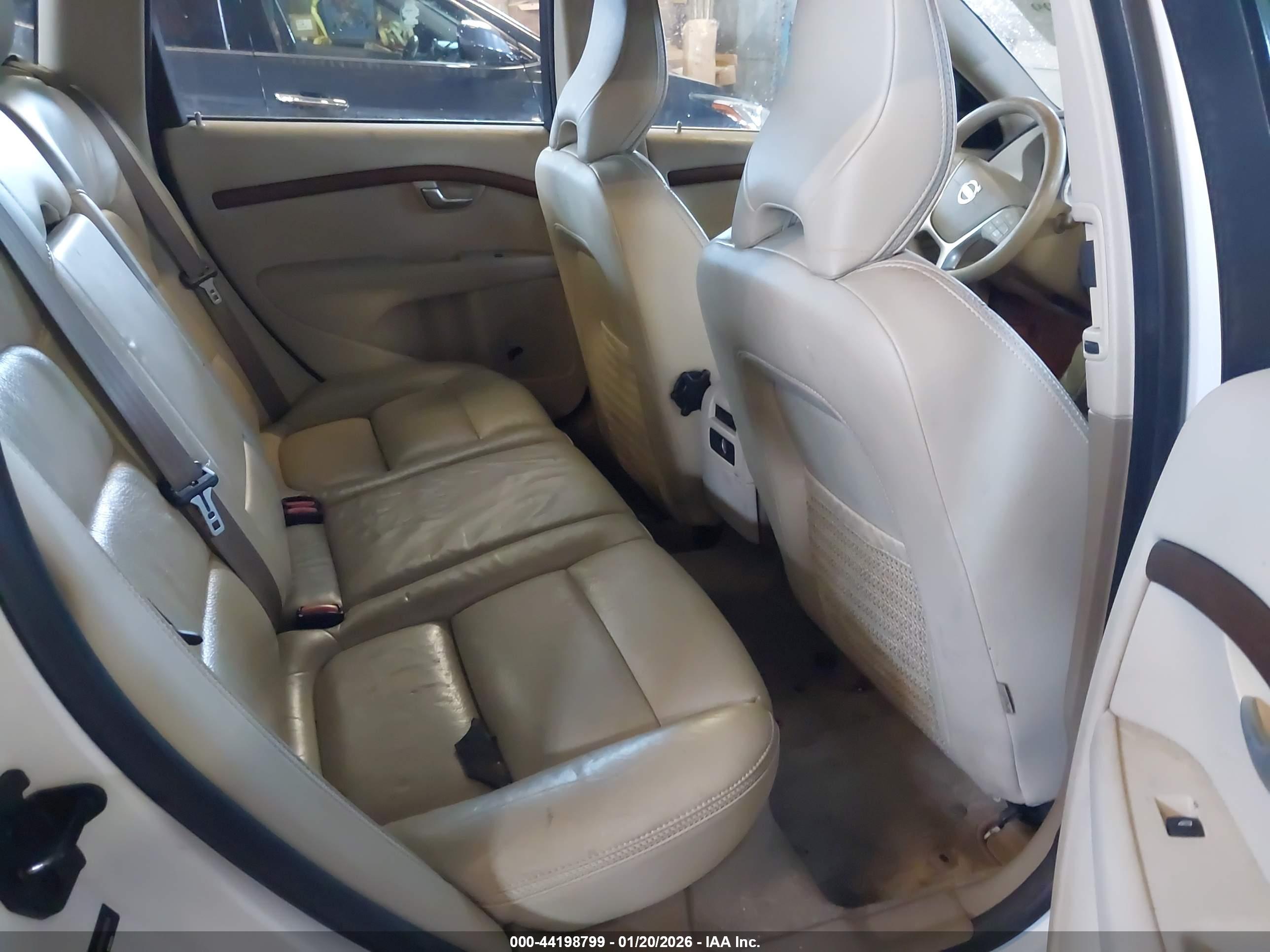 VOLVO XC70 image 8