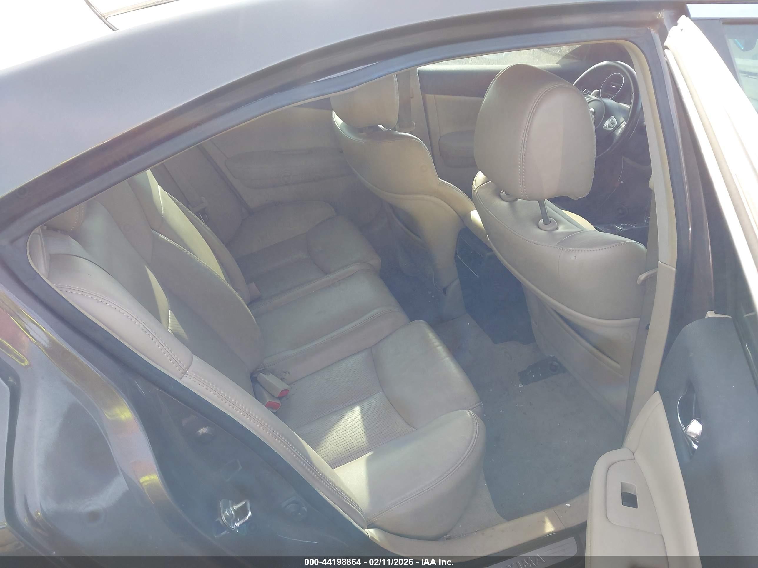 NISSAN MAXIMA image 8