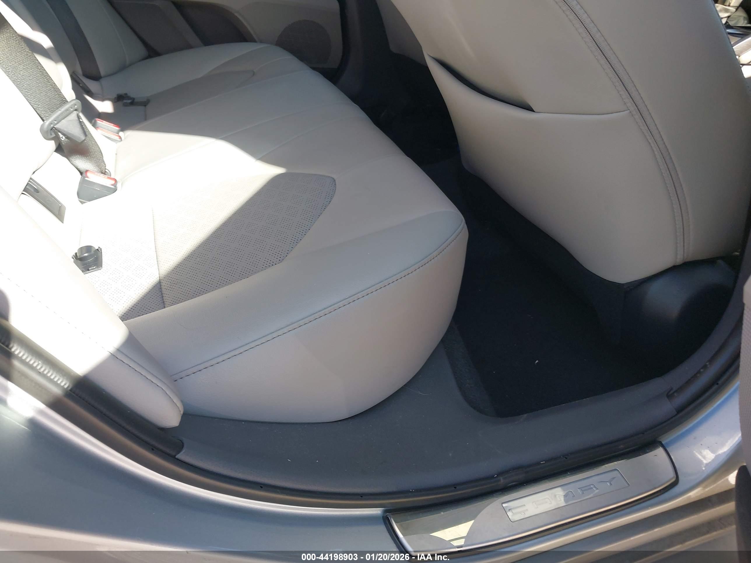 TOYOTA CAMRY image 8