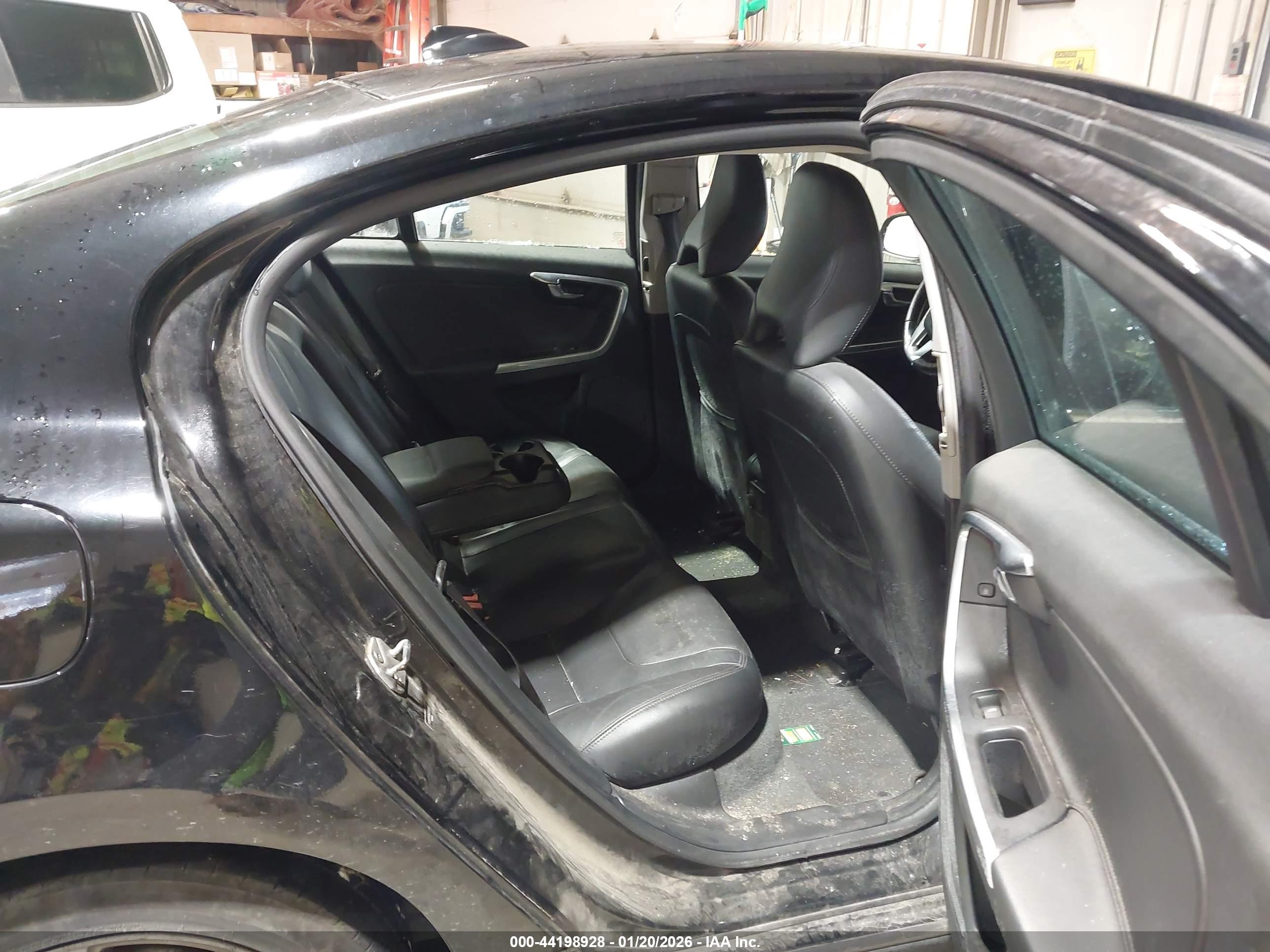 VOLVO S60 image 8