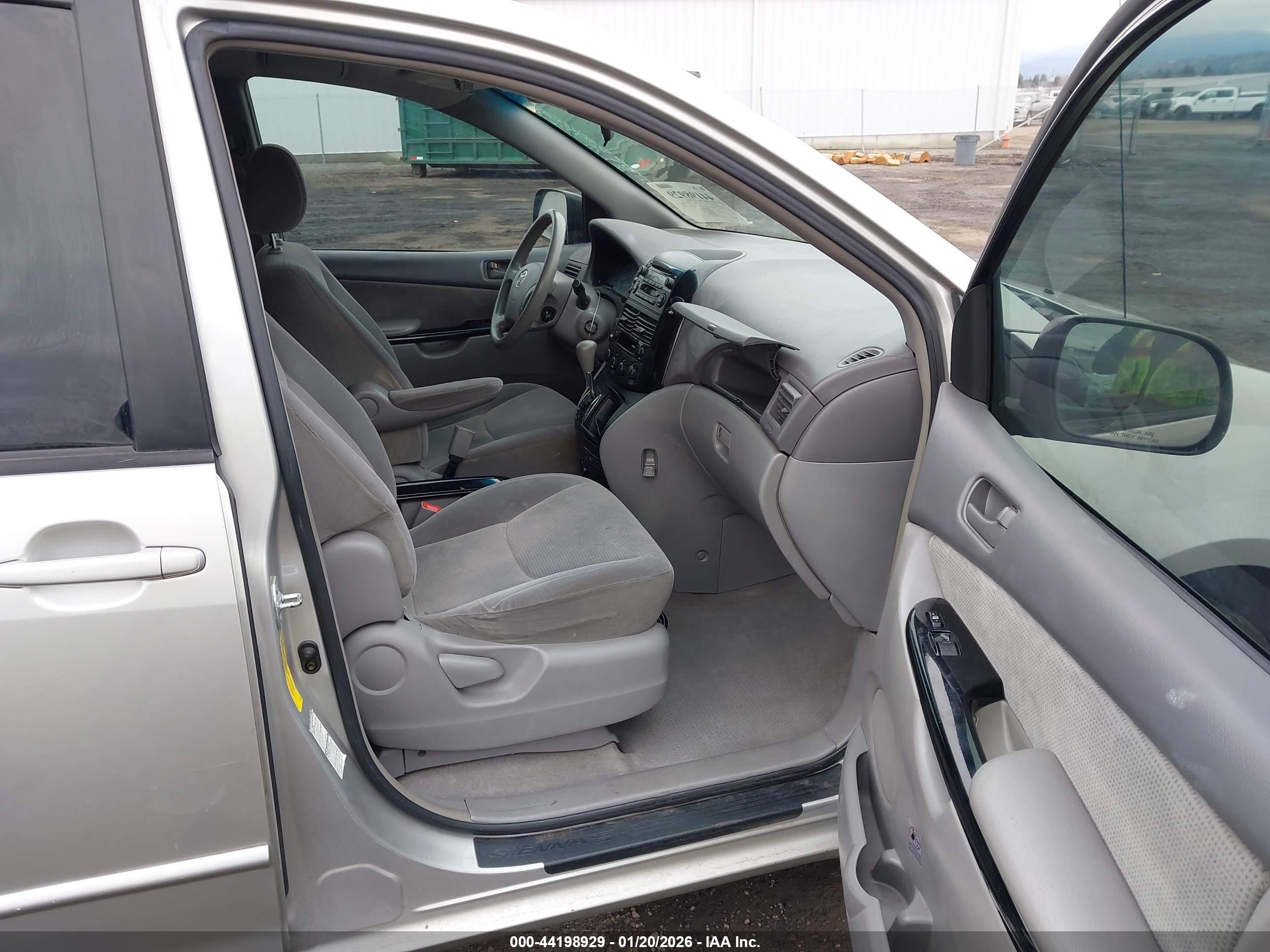 TOYOTA SIENNA image 5