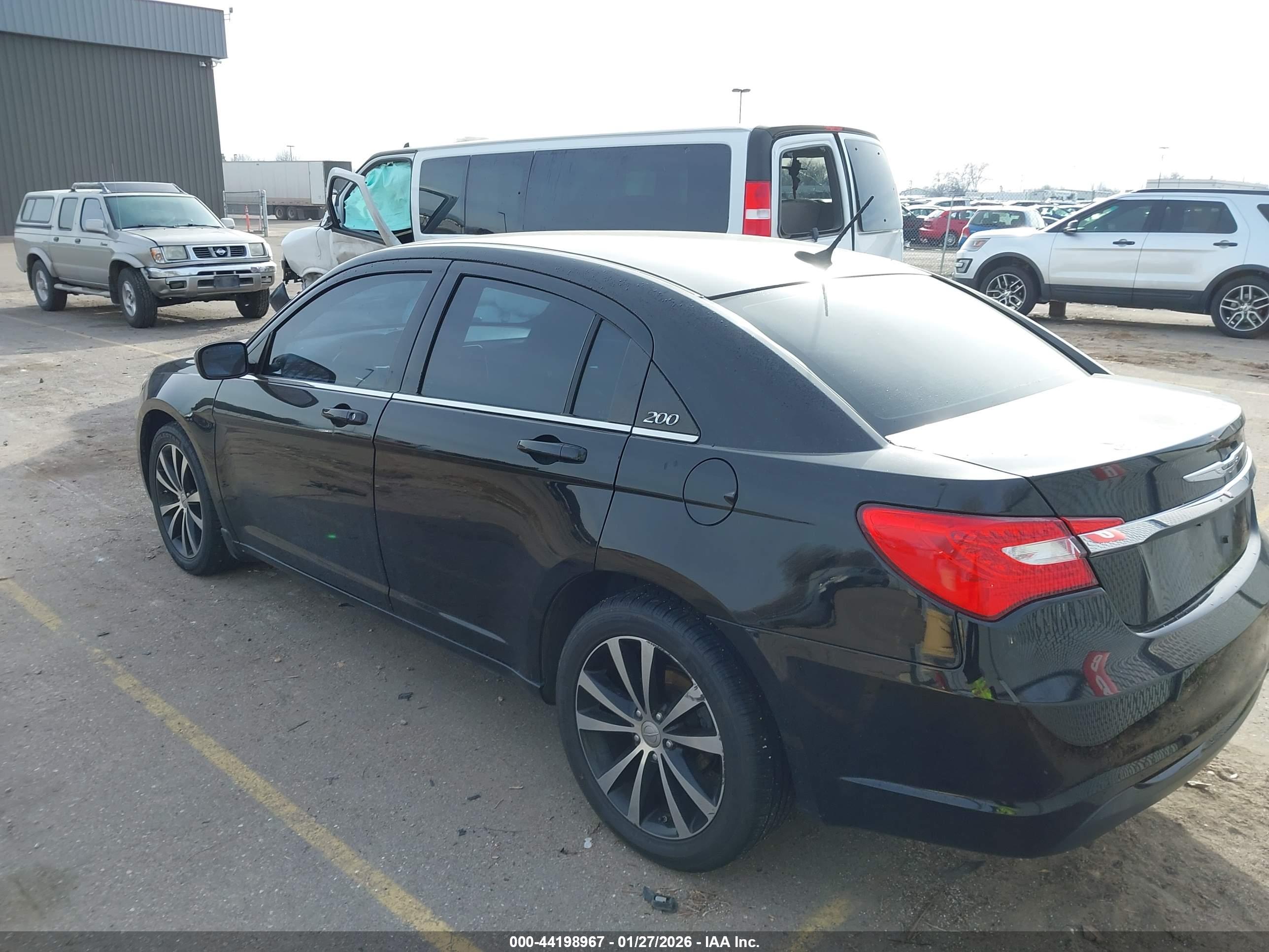 CHRYSLER 200 image 3