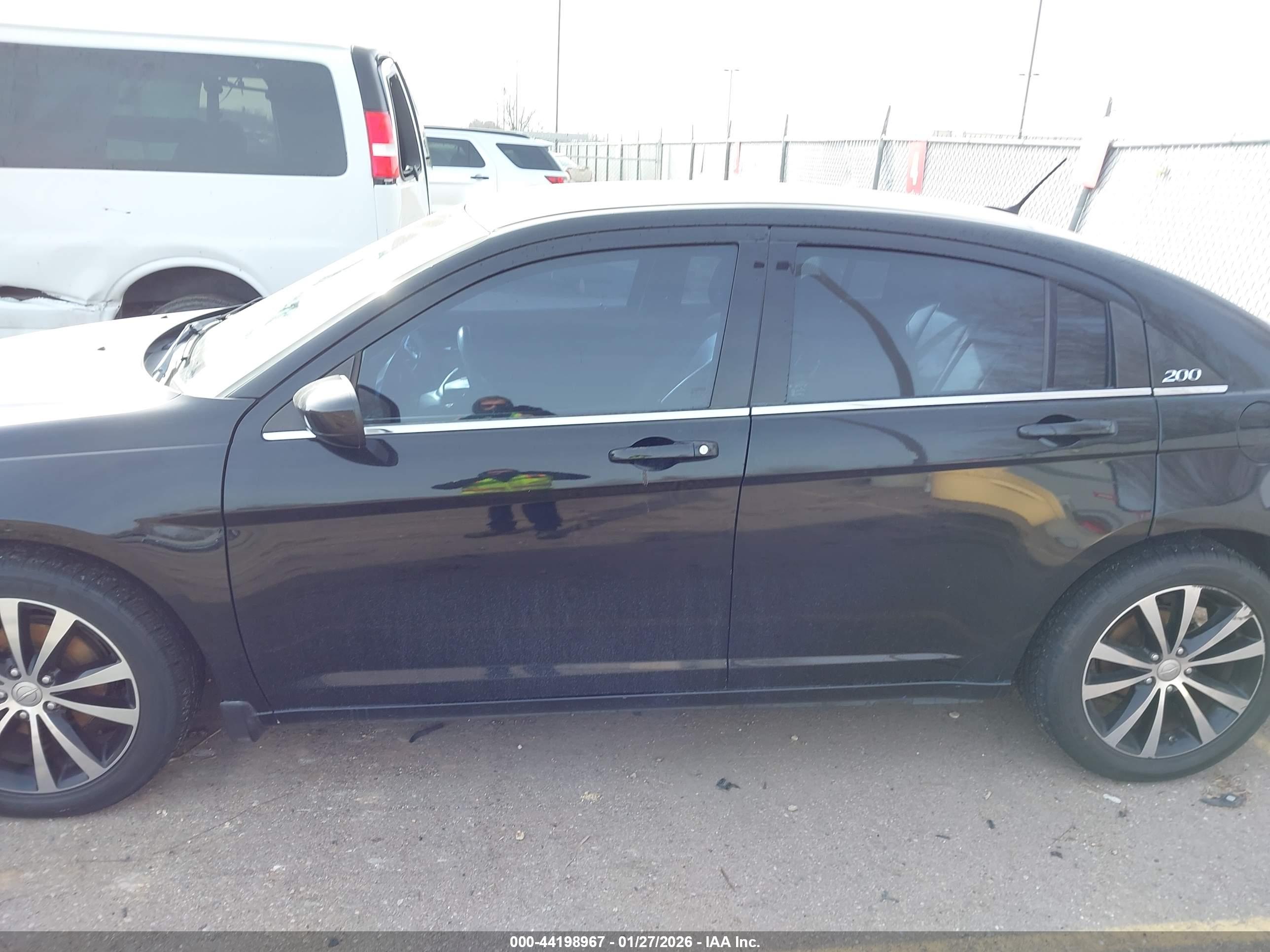 CHRYSLER 200 image 6