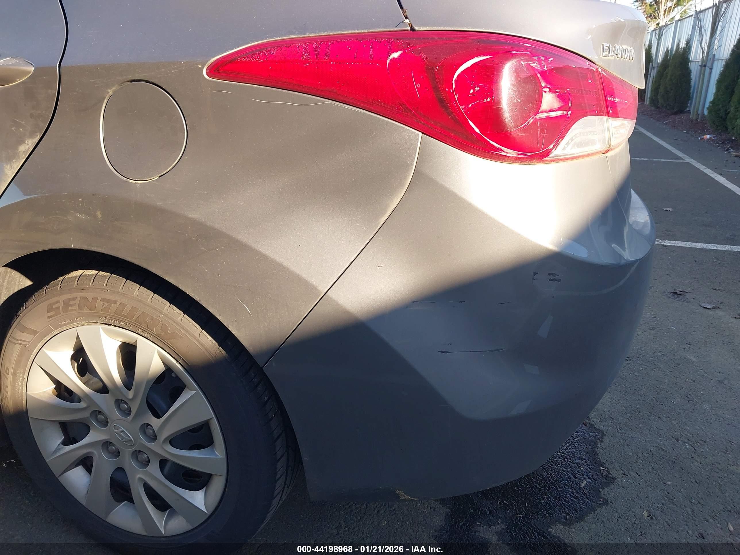HYUNDAI ELANTRA image 6