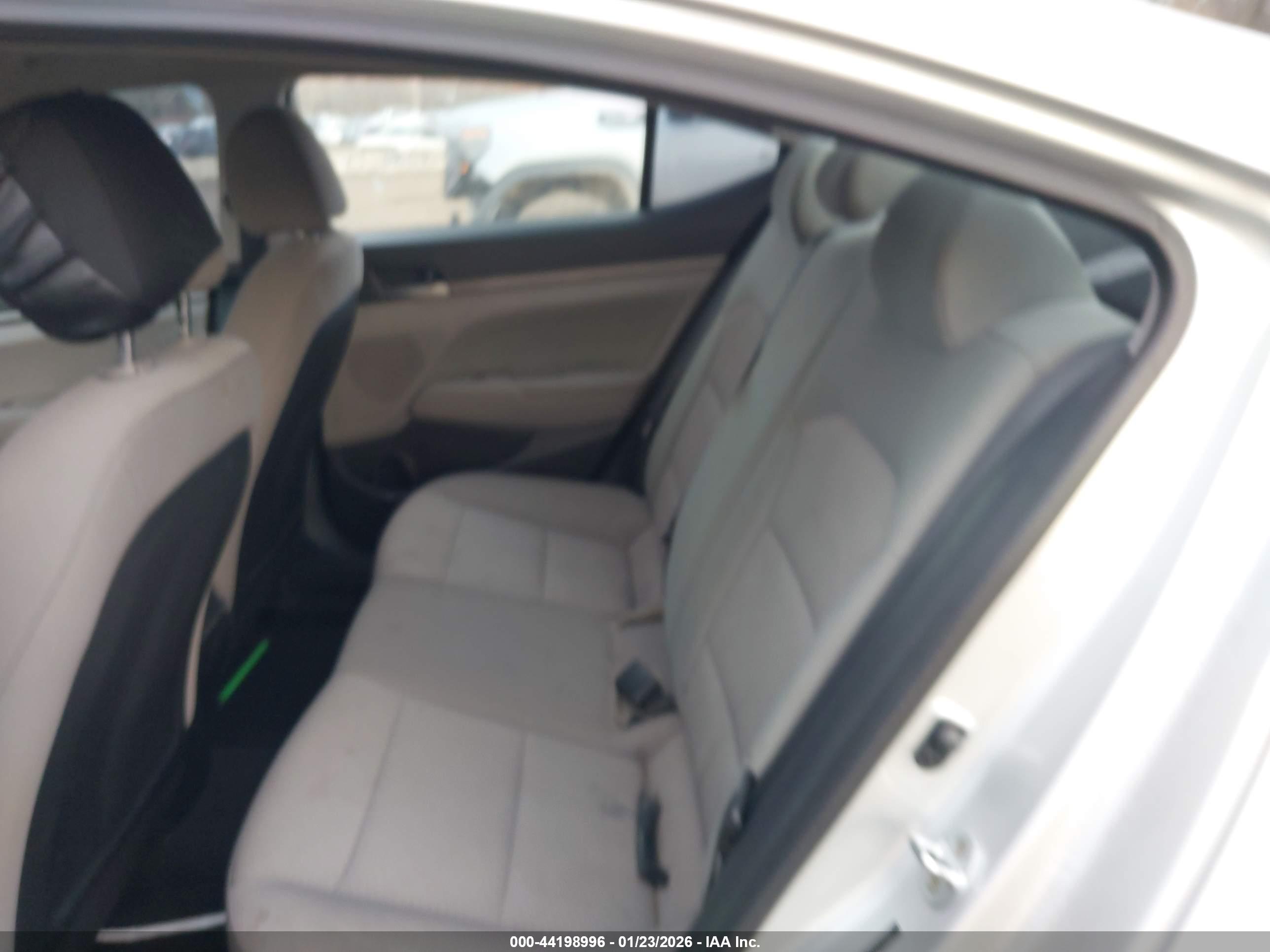 HYUNDAI ELANTRA image 8