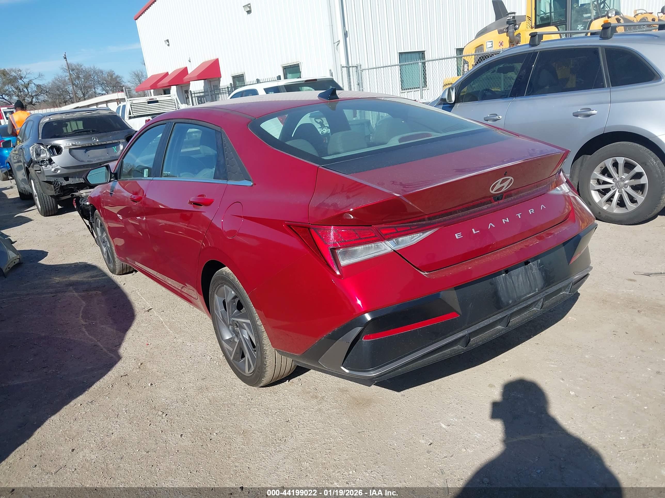 HYUNDAI ELANTRA image 3