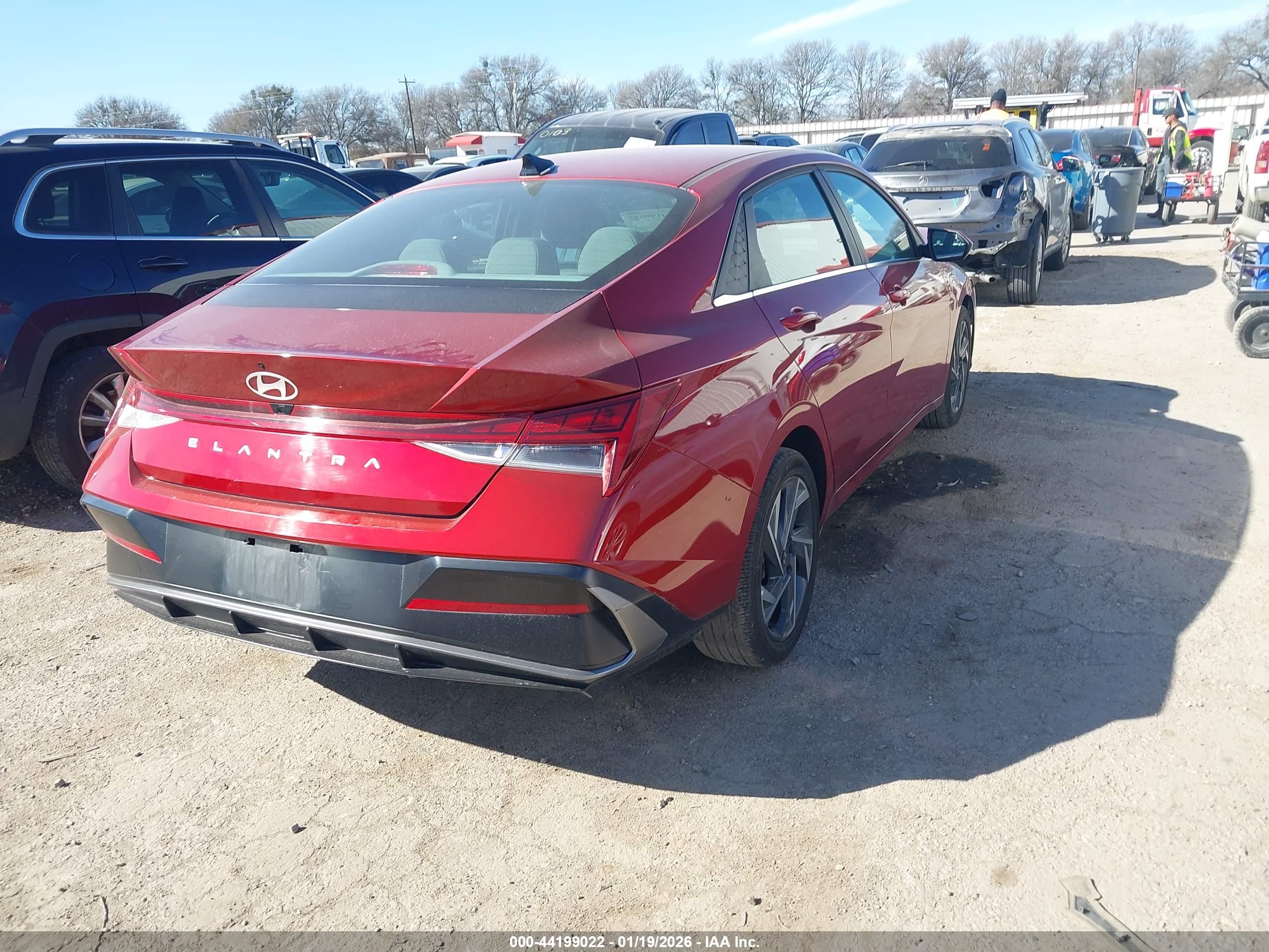 HYUNDAI ELANTRA image 4