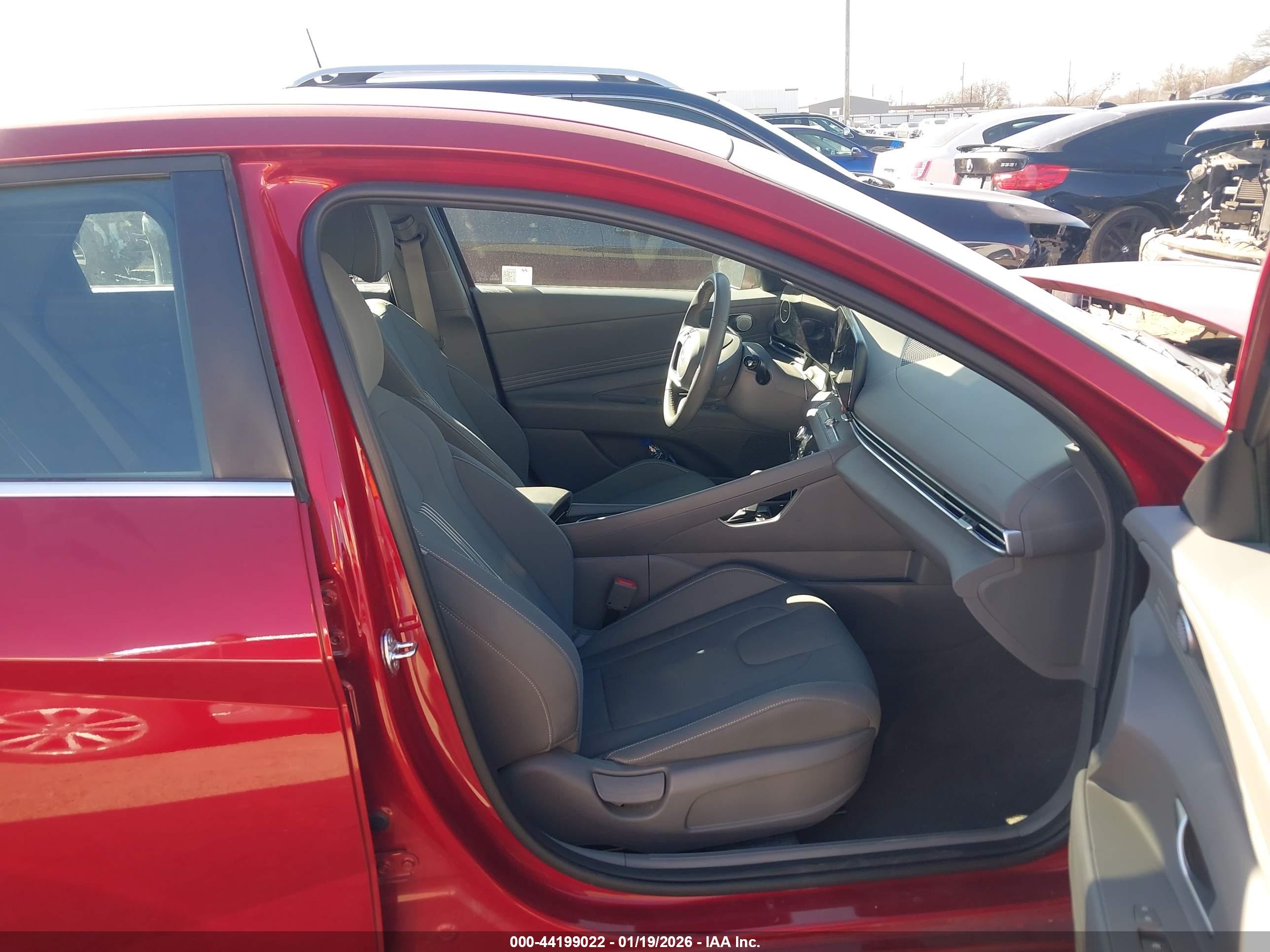 HYUNDAI ELANTRA image 5
