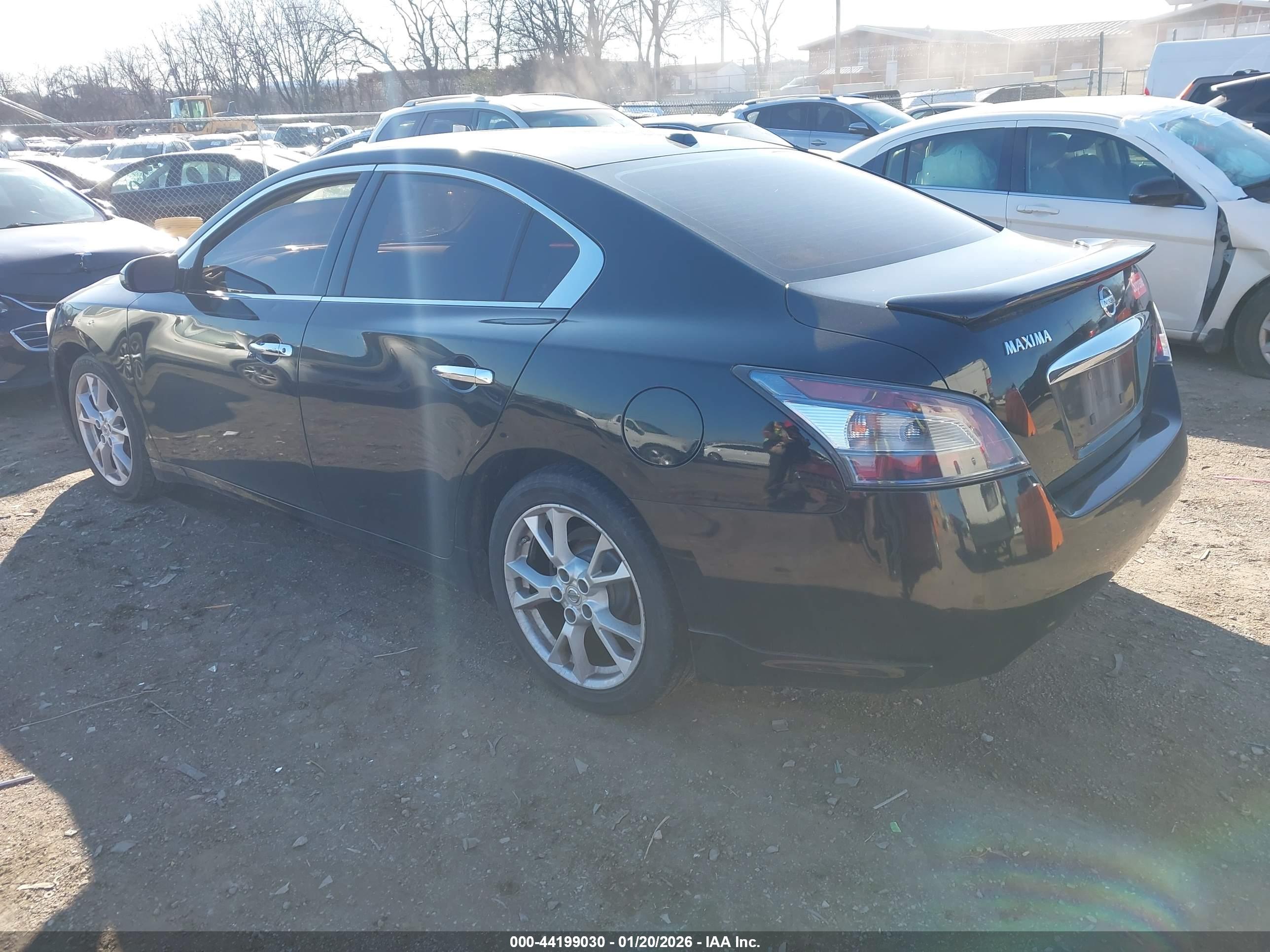 NISSAN MAXIMA image 3