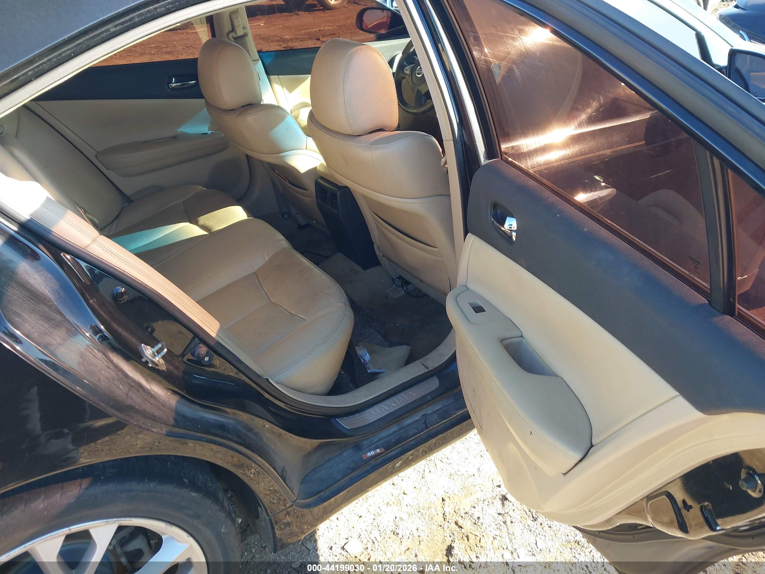 NISSAN MAXIMA image 8