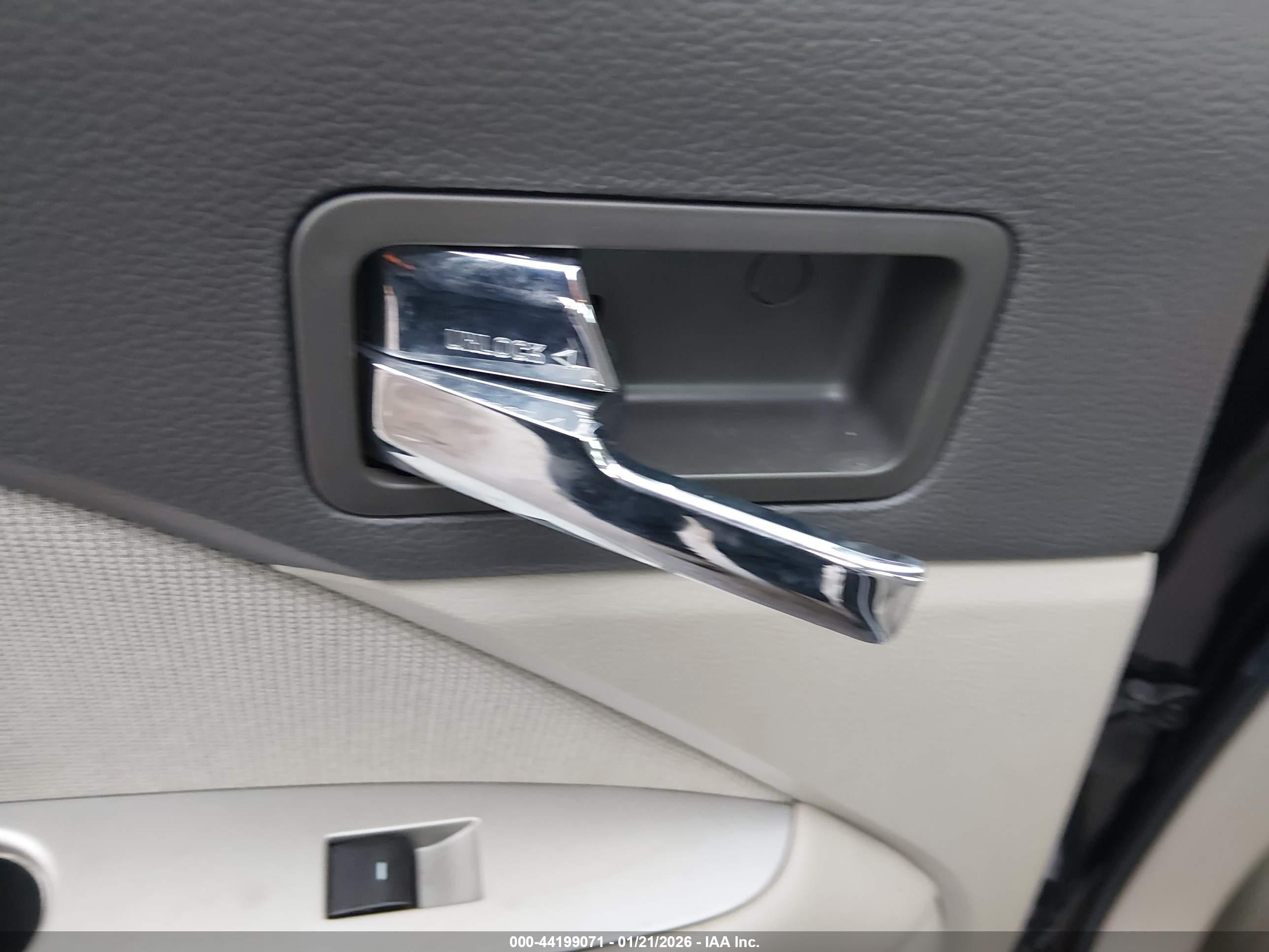 FORD FUSION image 6