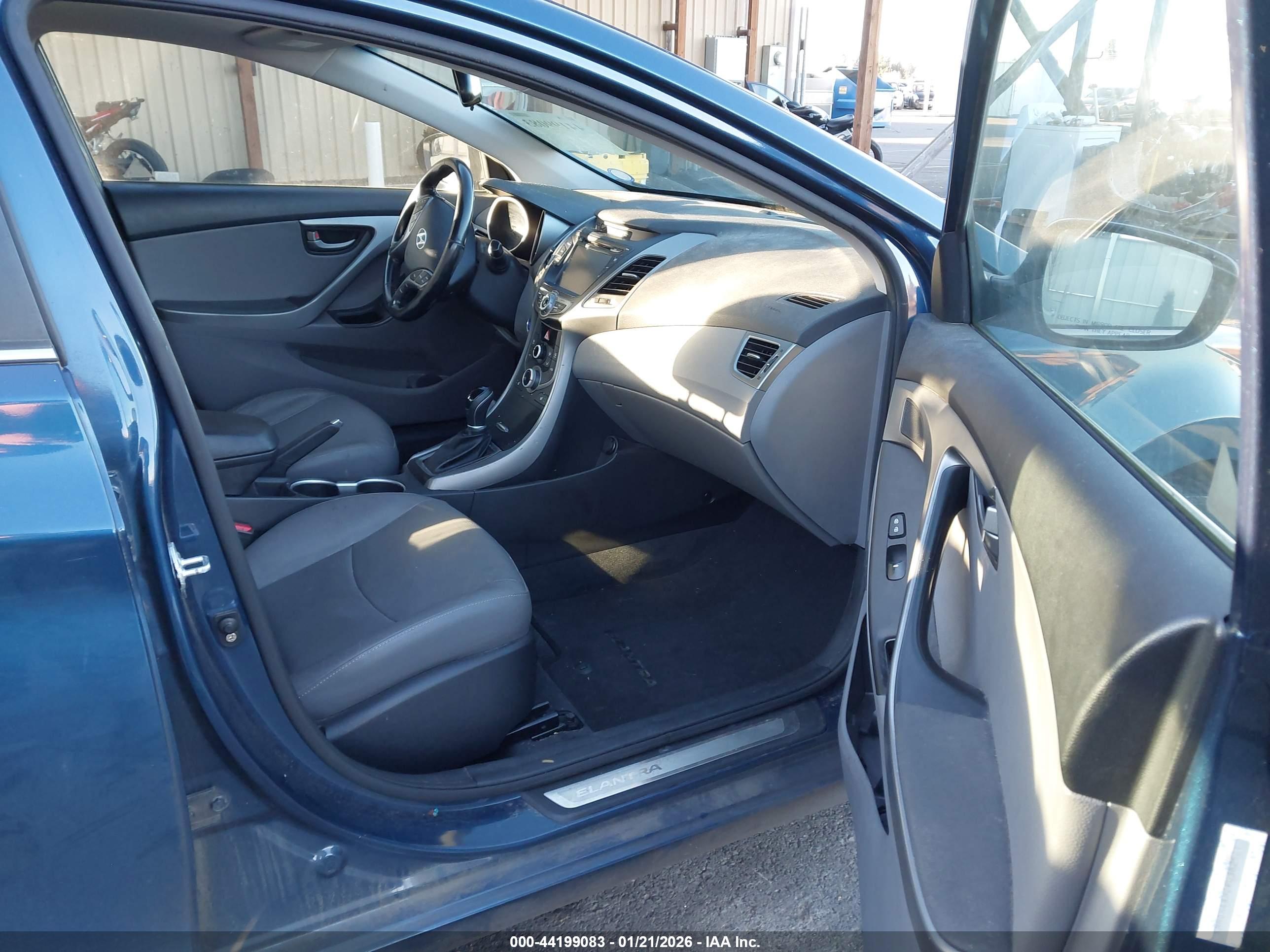 HYUNDAI ELANTRA image 5