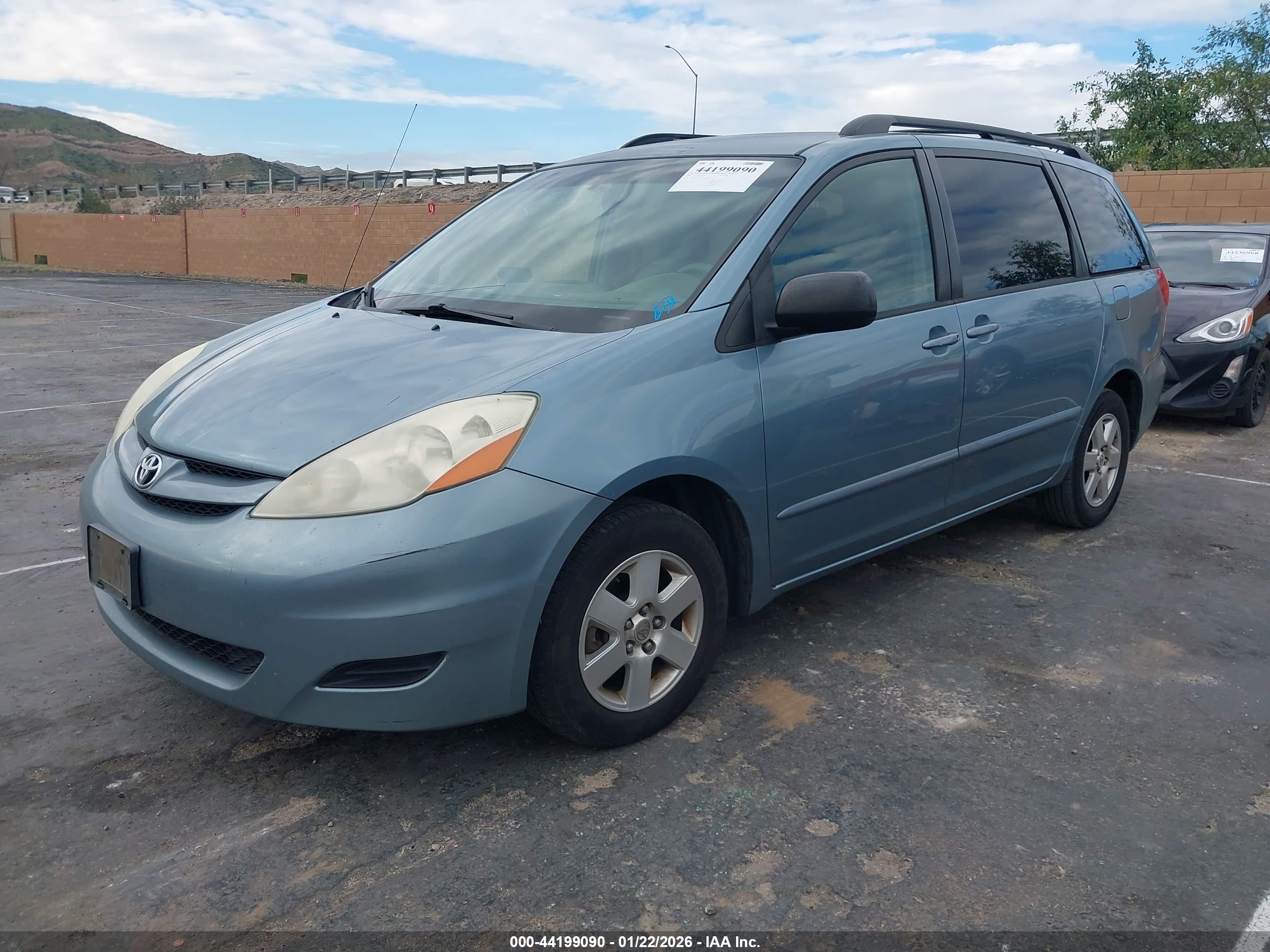 TOYOTA SIENNA image 2