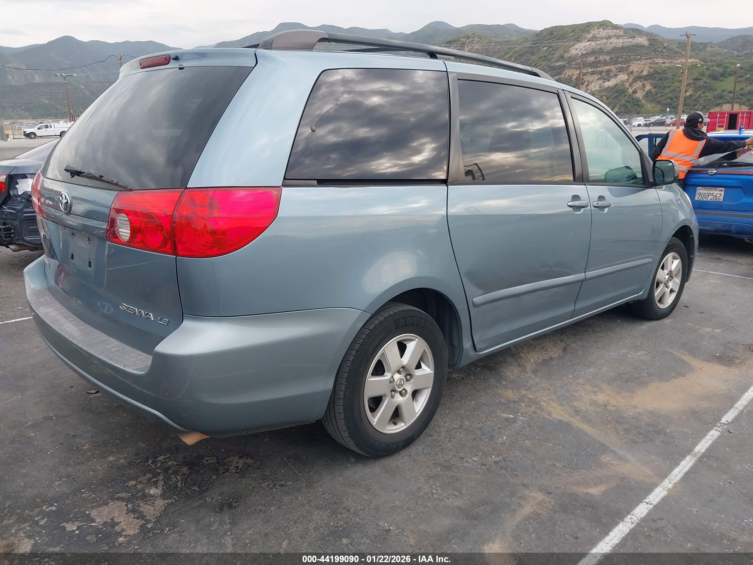TOYOTA SIENNA image 4