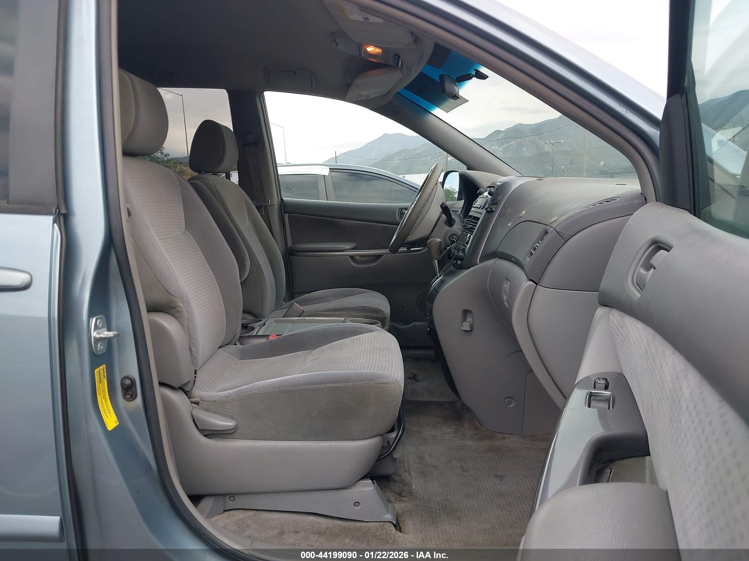 TOYOTA SIENNA image 5