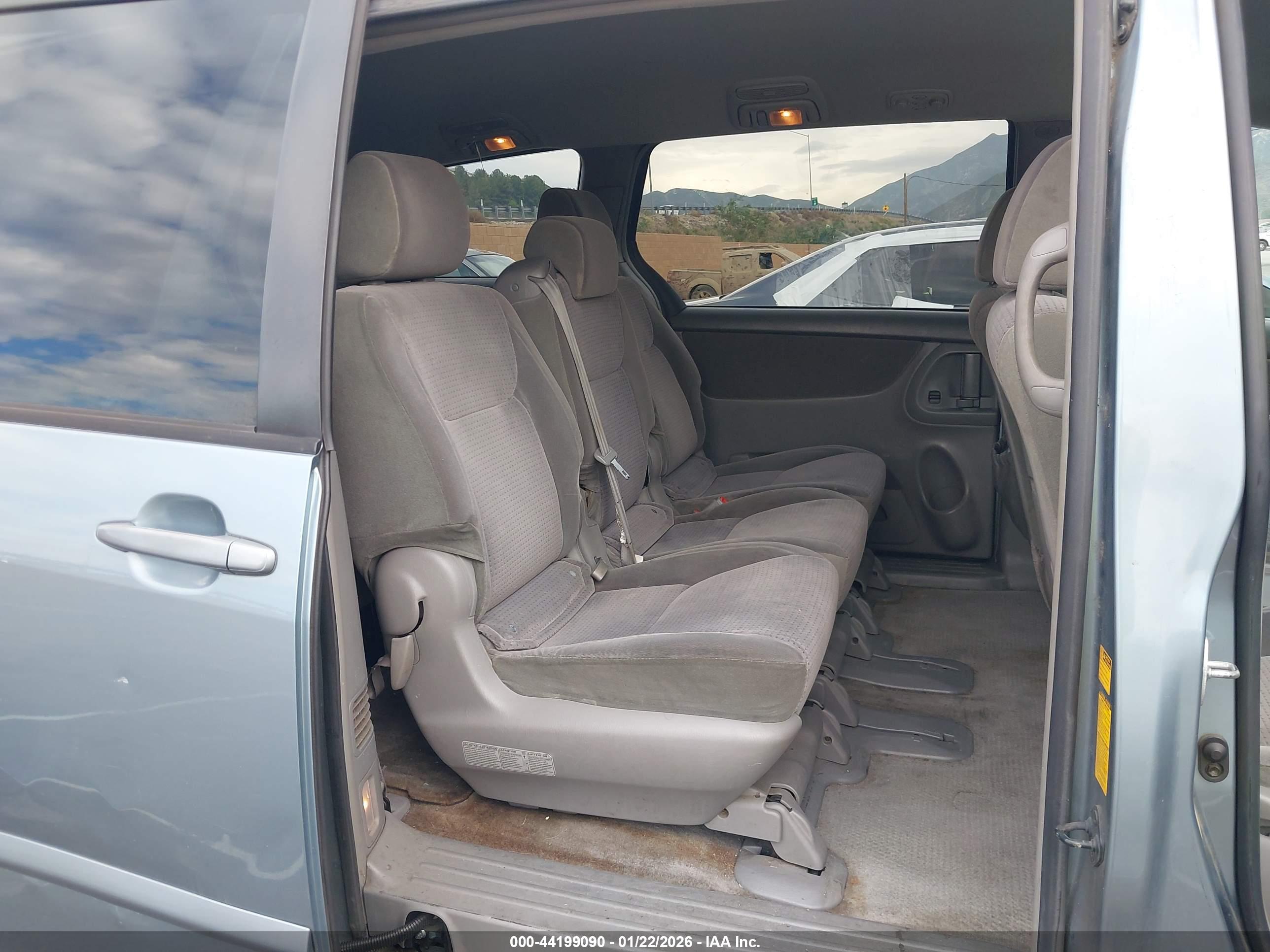 TOYOTA SIENNA image 8