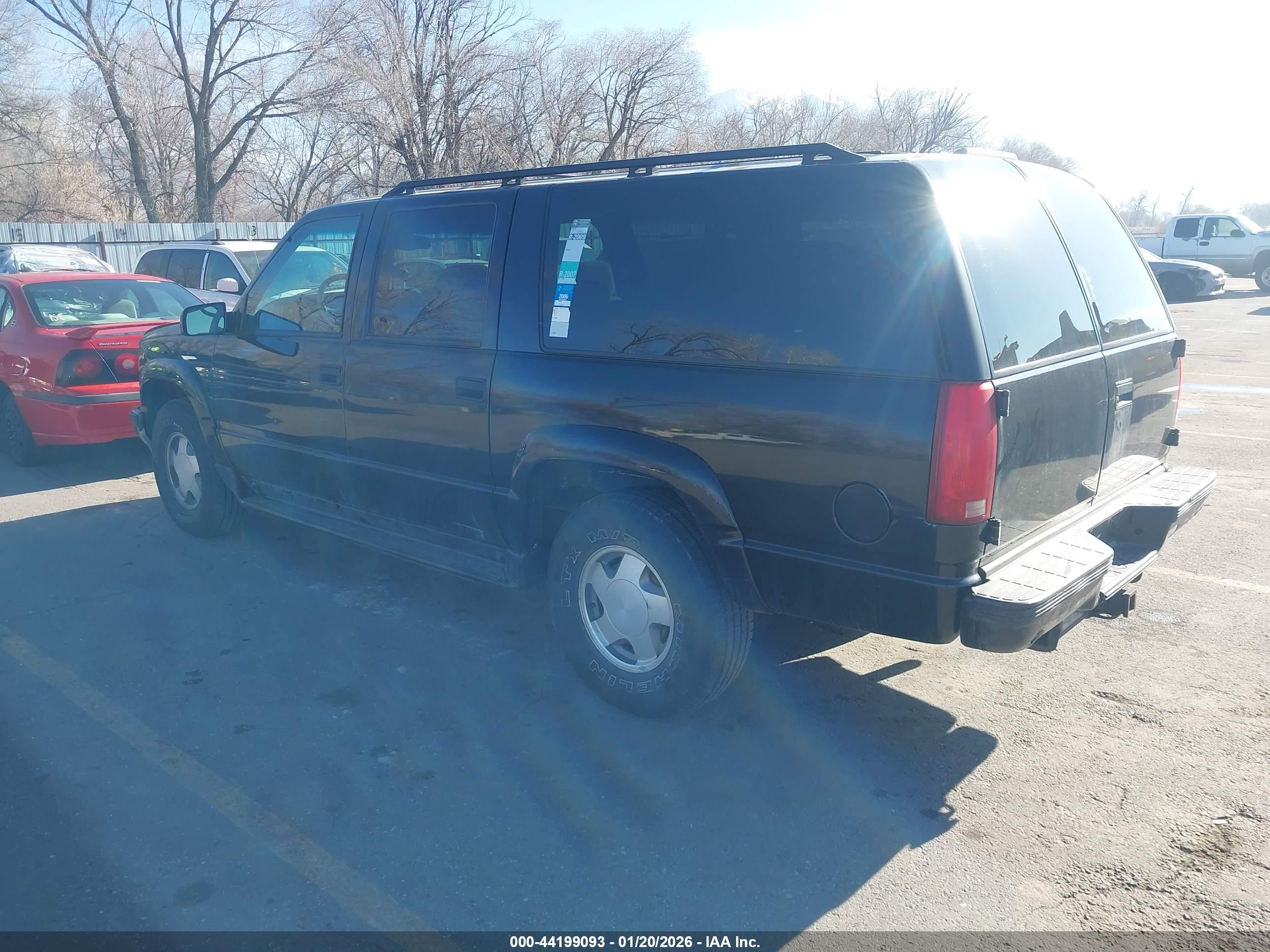 CHEVROLET SUBURBAN image 3