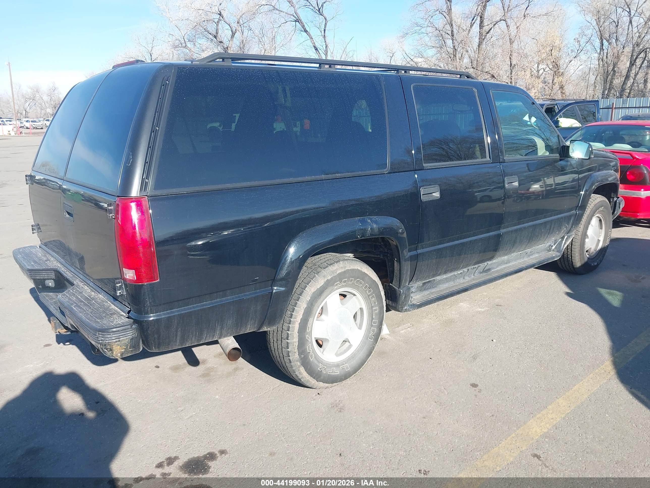 CHEVROLET SUBURBAN image 4