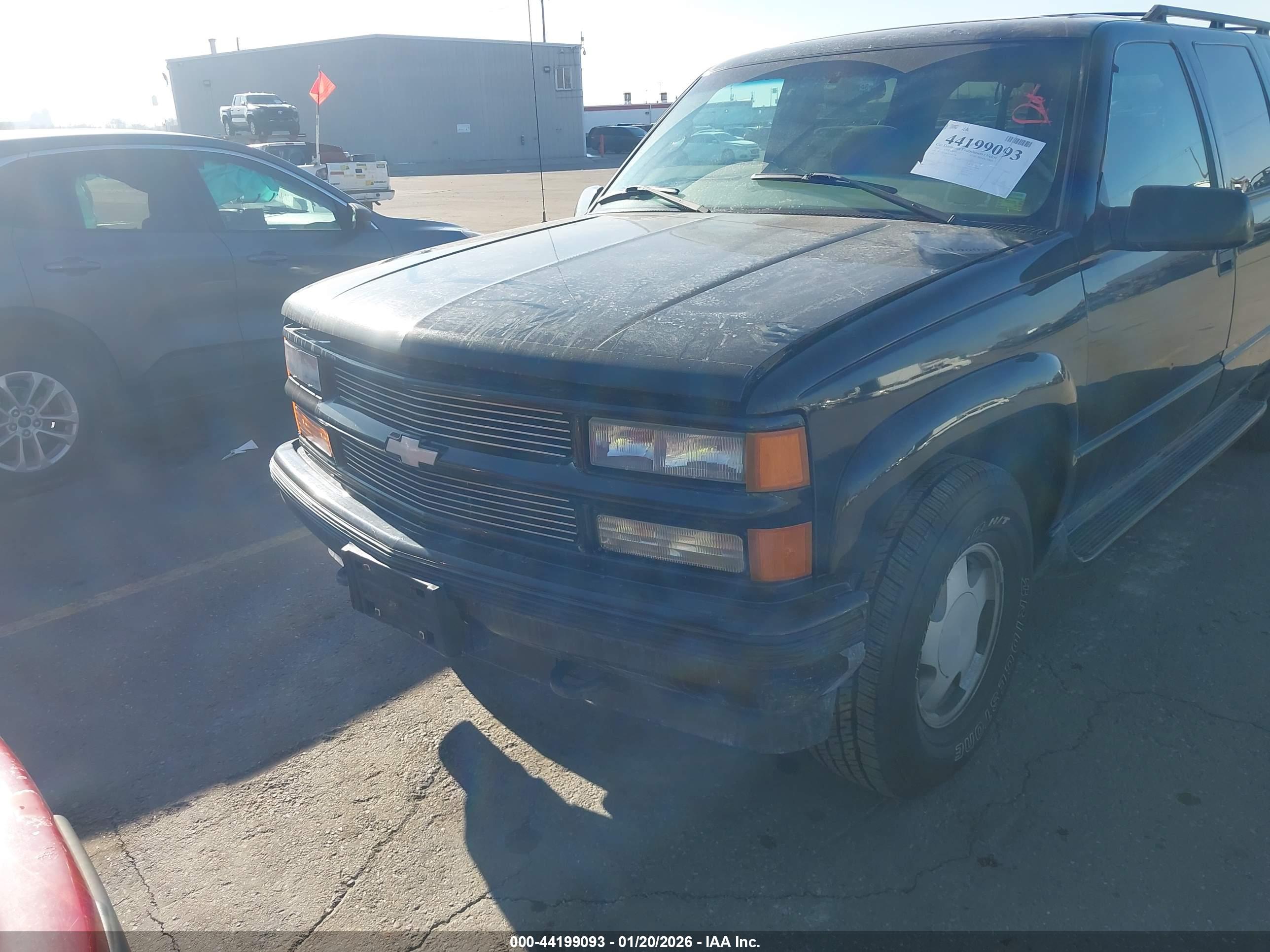 CHEVROLET SUBURBAN image 6