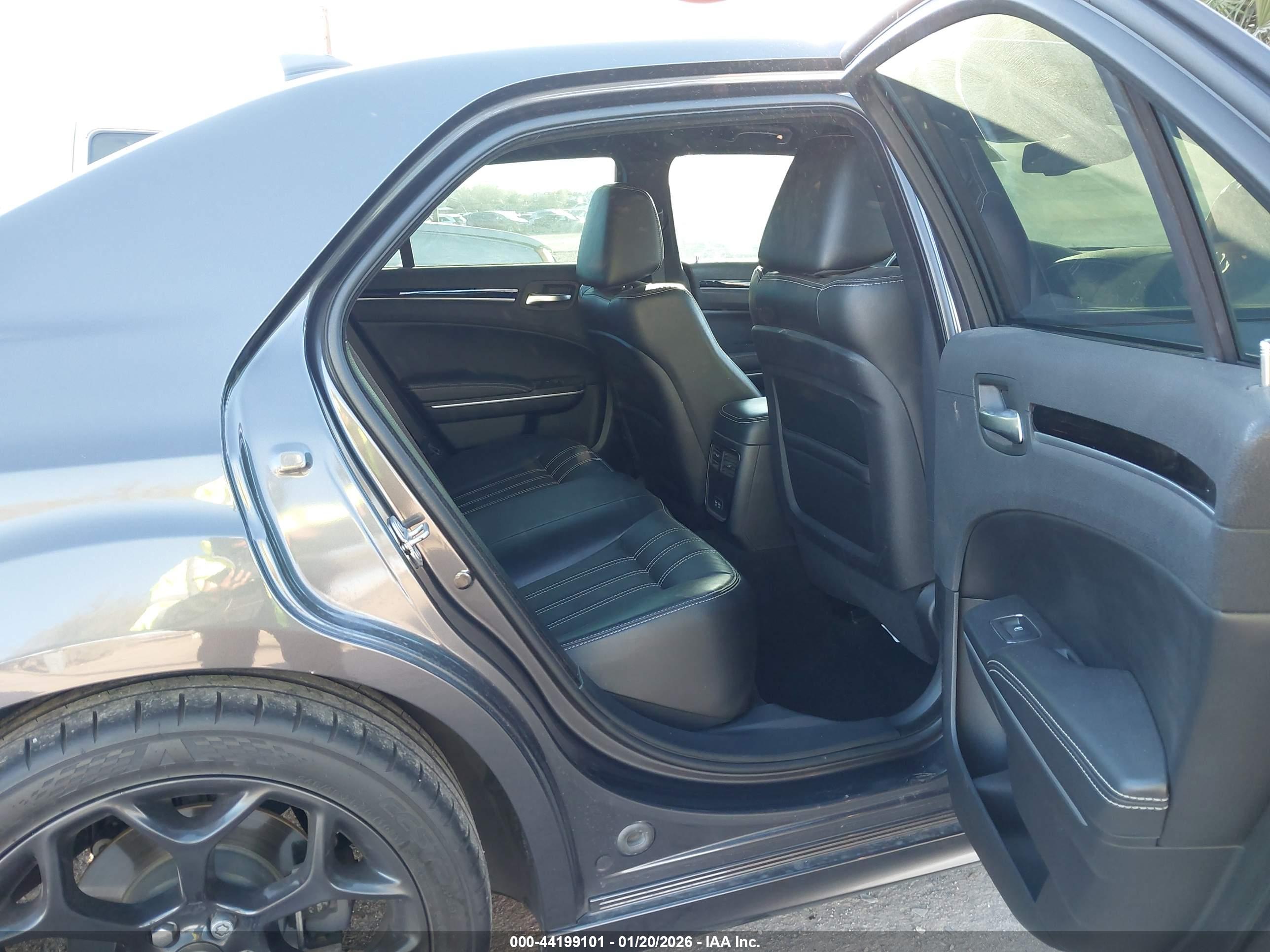 CHRYSLER 300 image 8