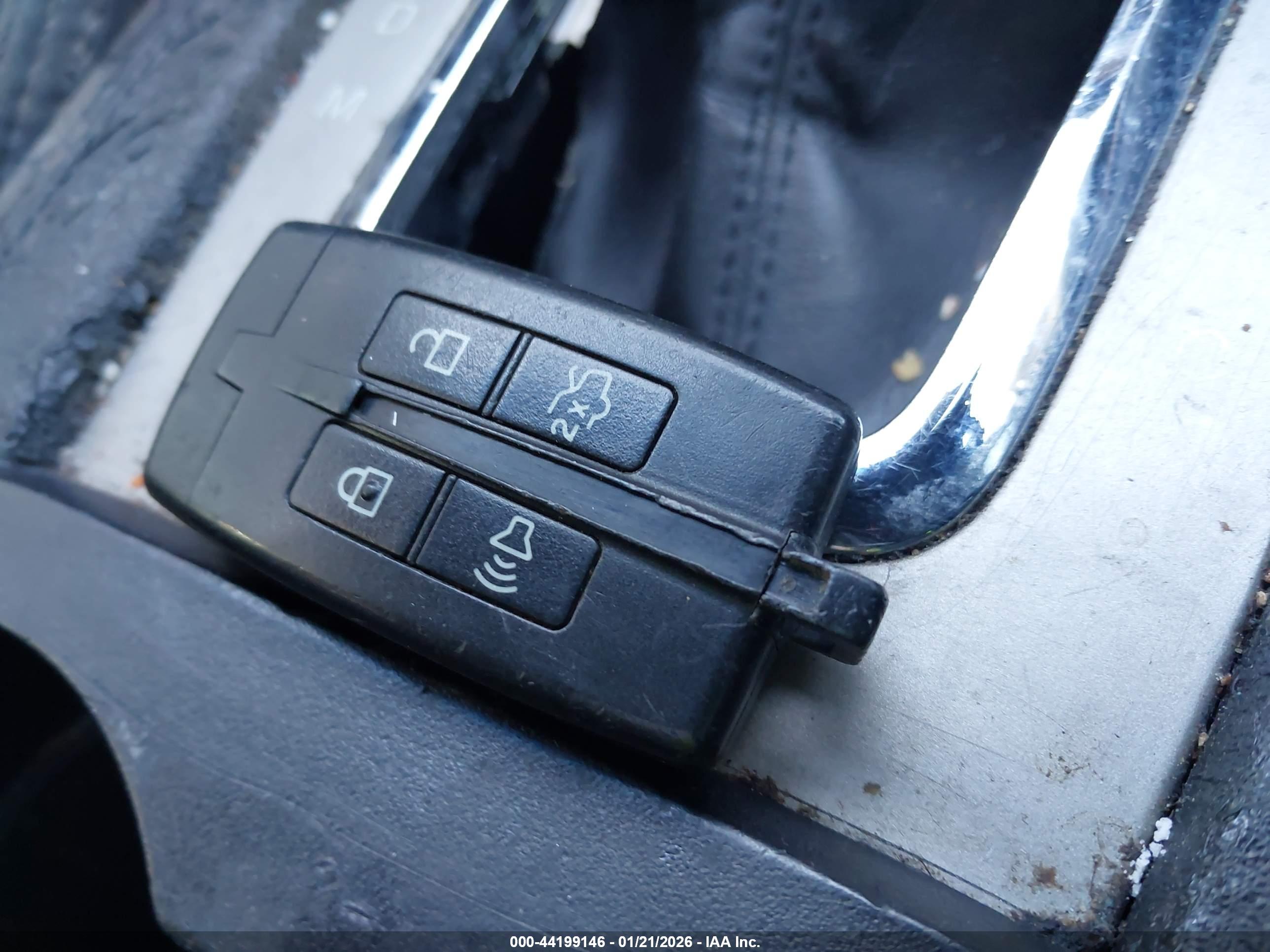 LINCOLN MKT image 11