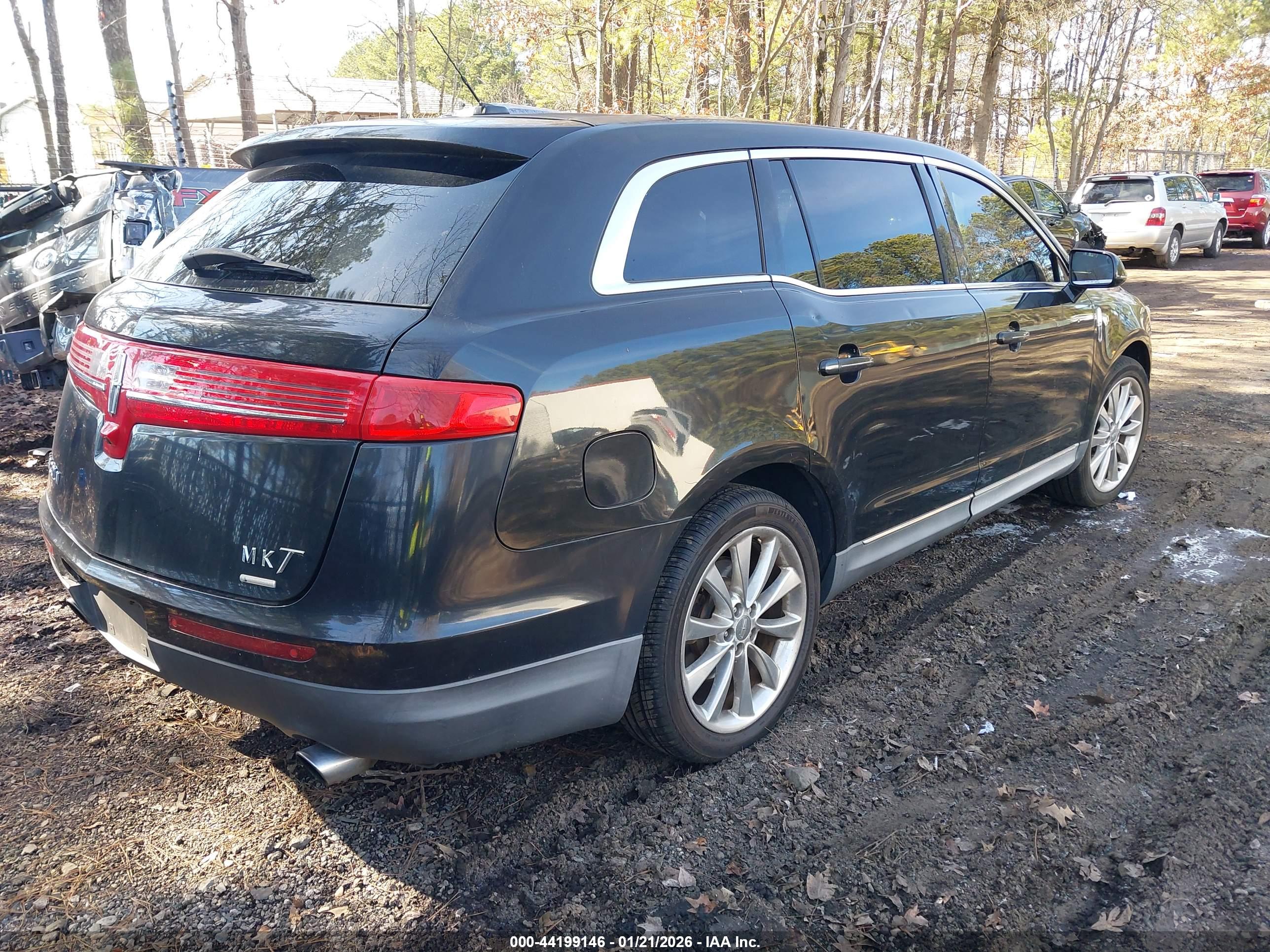 LINCOLN MKT image 4