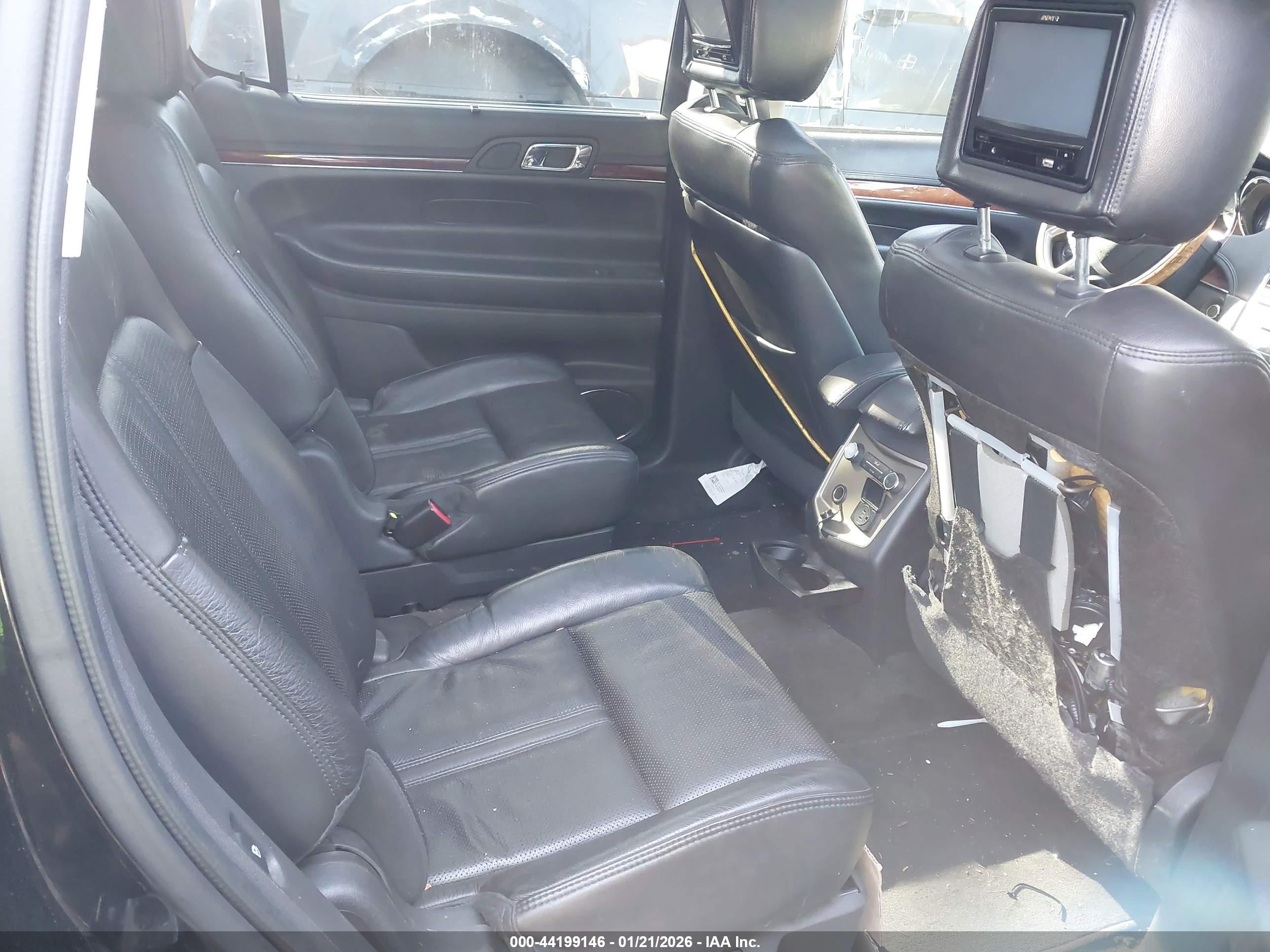 LINCOLN MKT image 8