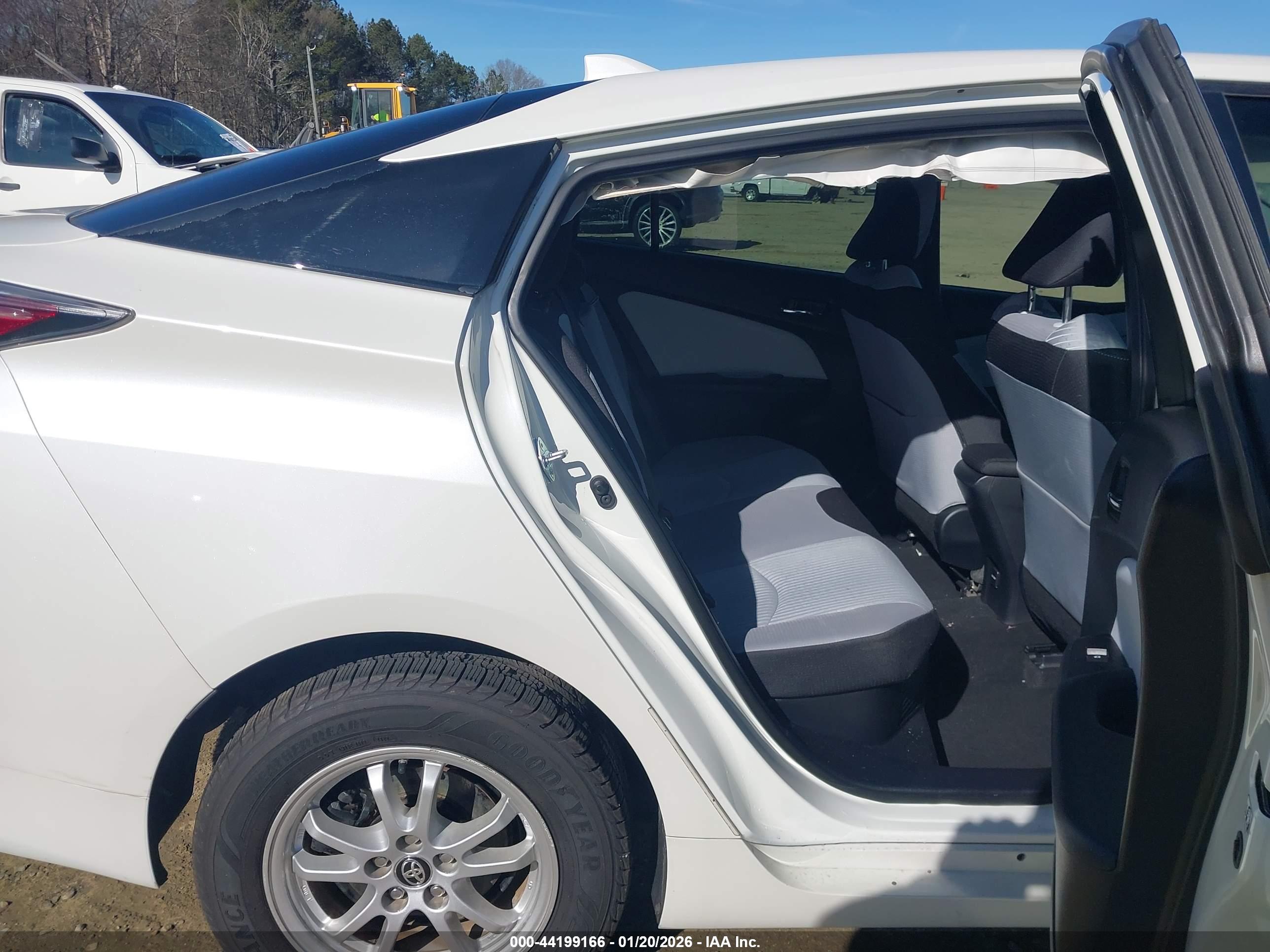 TOYOTA PRIUS image 8