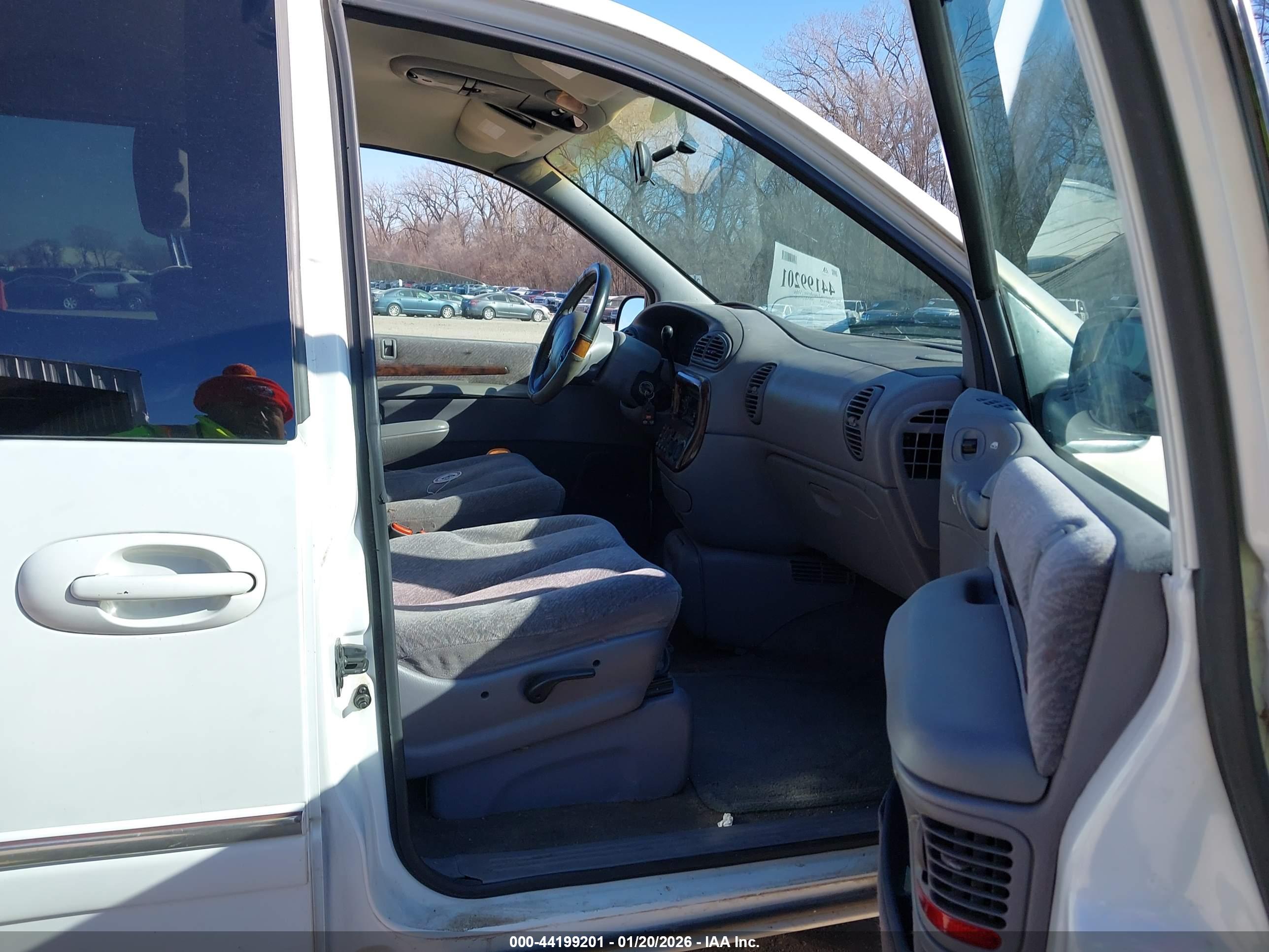 CHRYSLER TOWN image 5