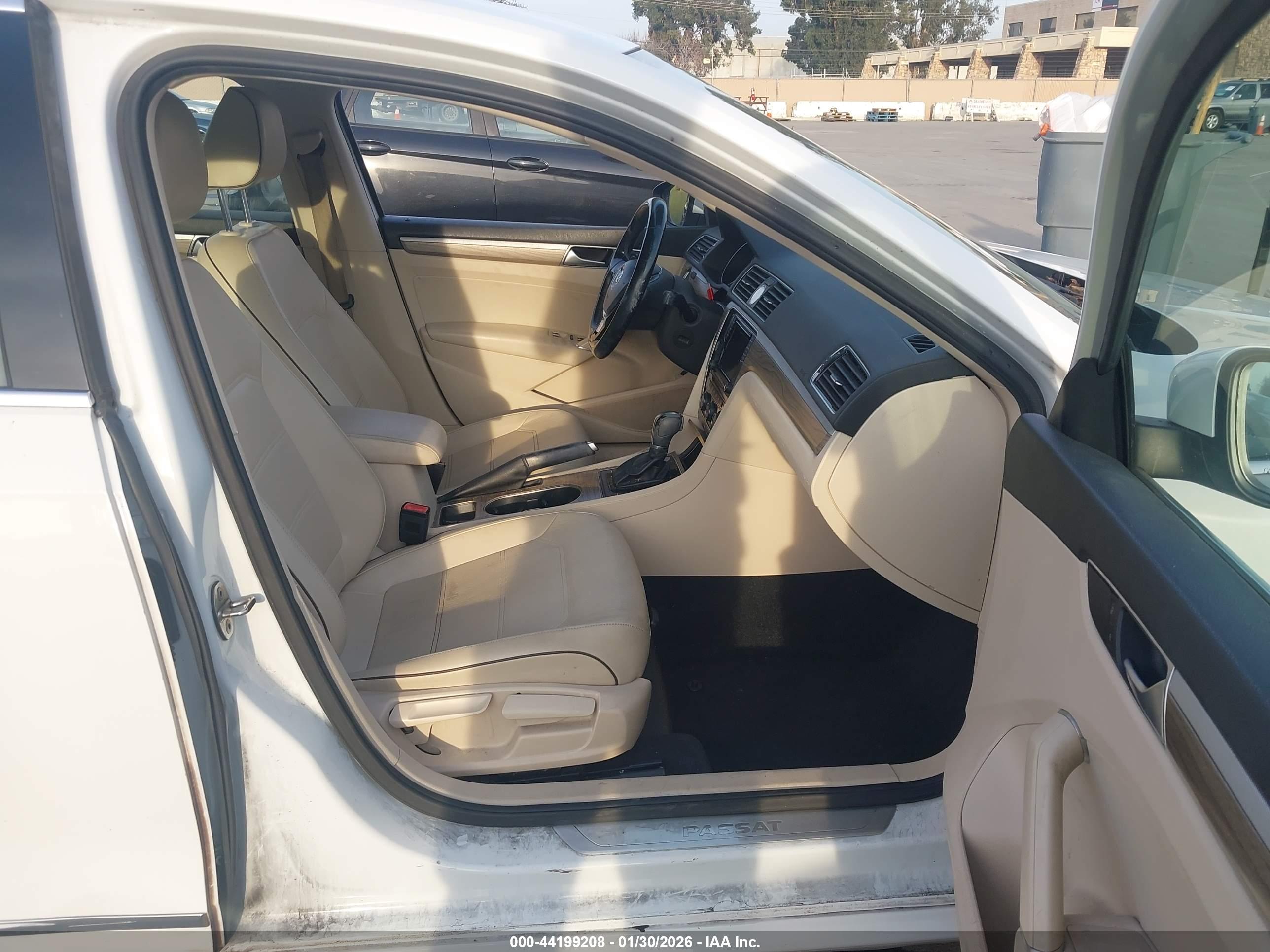 VOLKSWAGEN PASSAT image 5