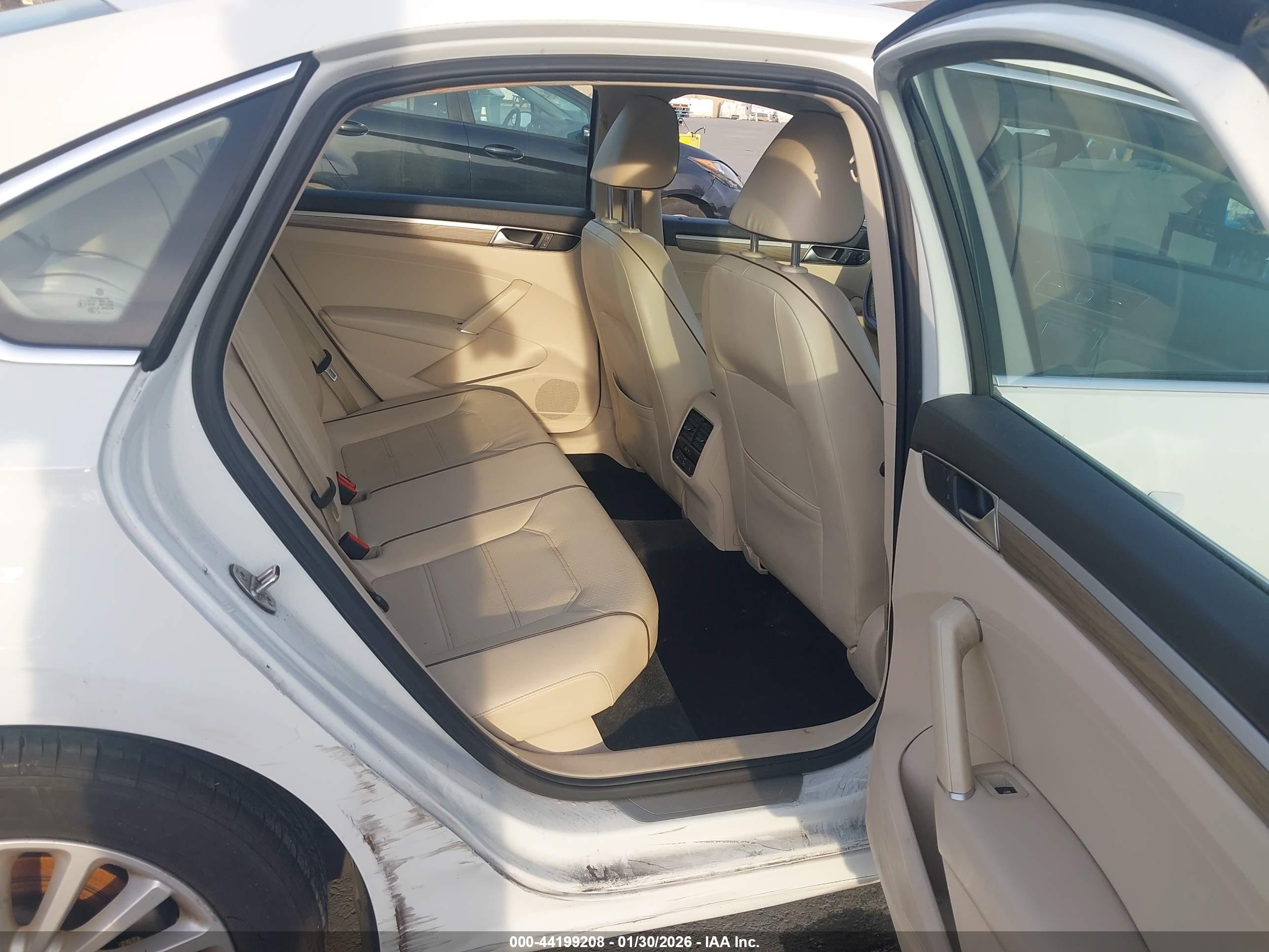 VOLKSWAGEN PASSAT image 8