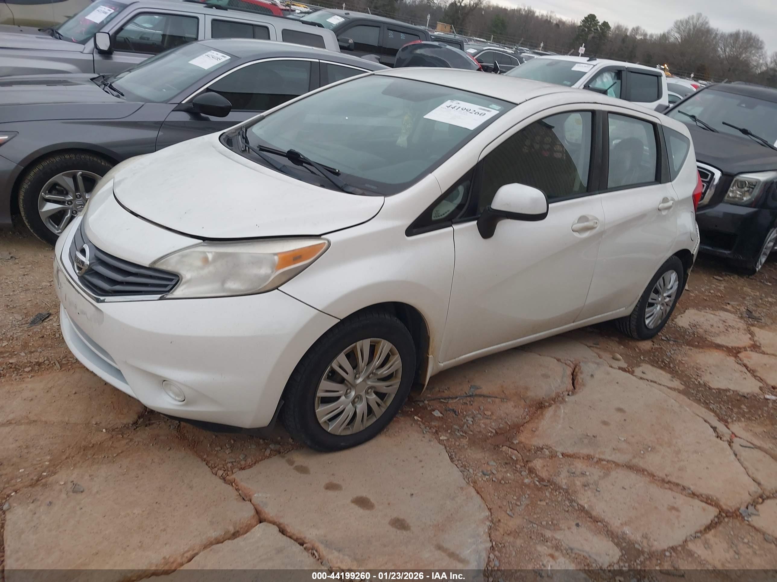 NISSAN VERSA image 2