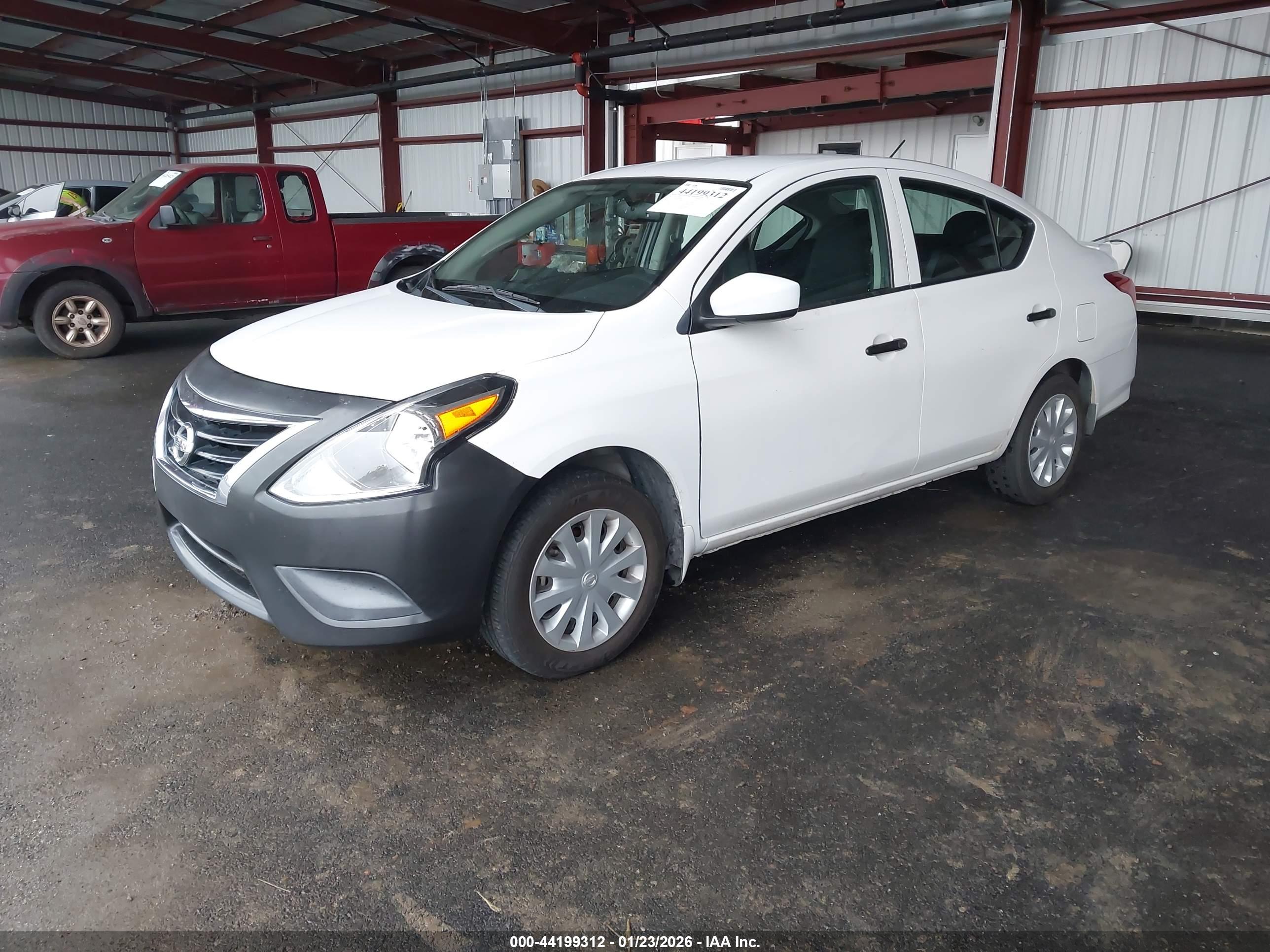 NISSAN VERSA image 2