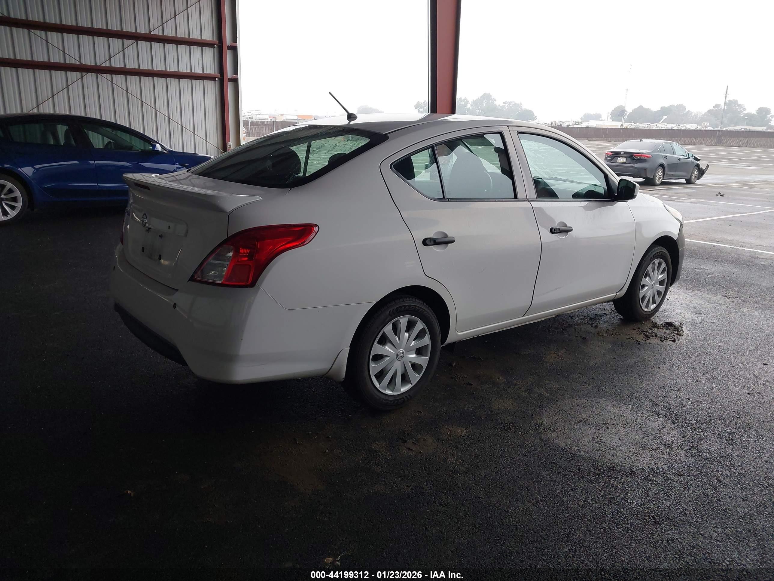 NISSAN VERSA image 4