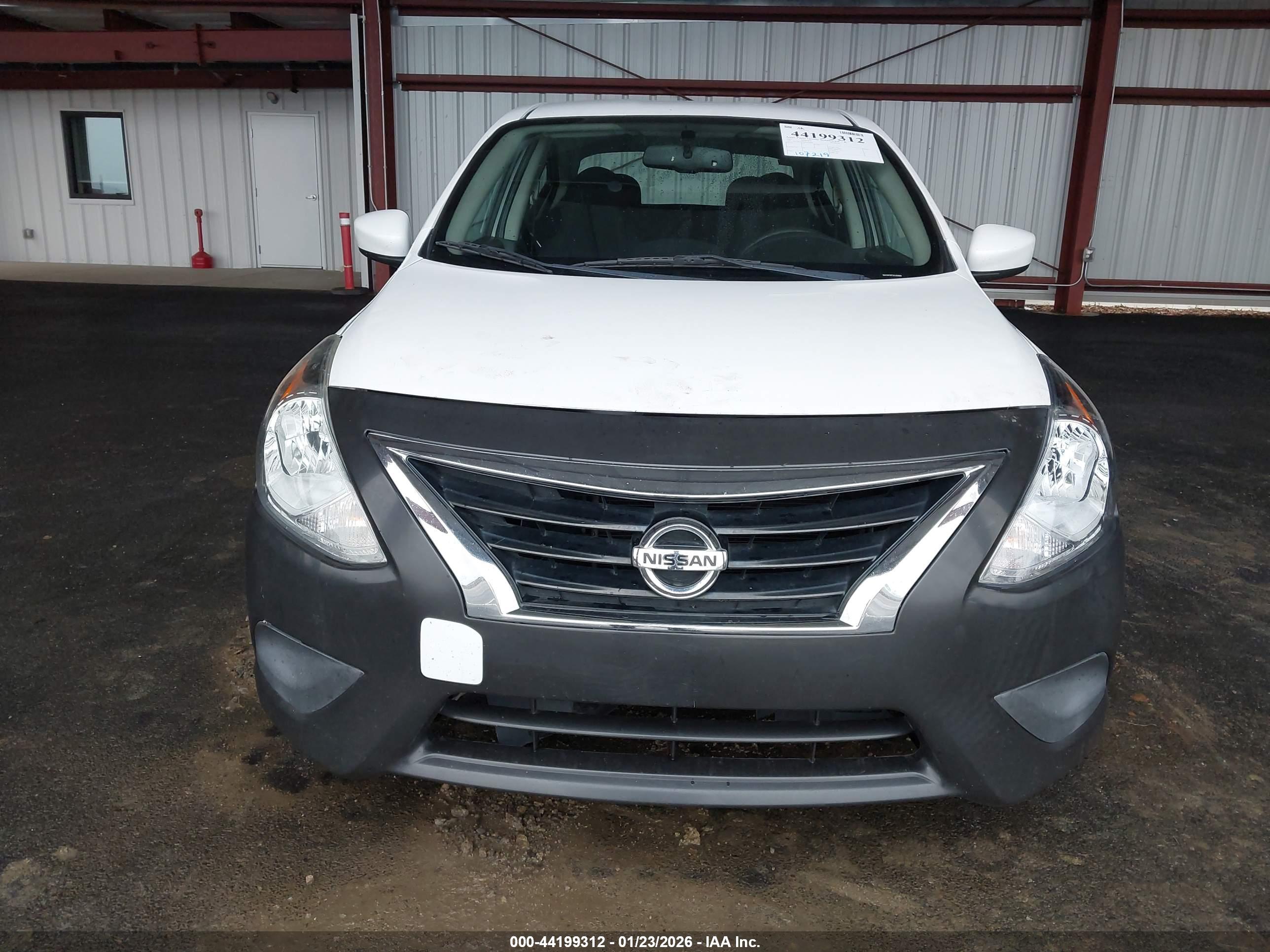 NISSAN VERSA image 6