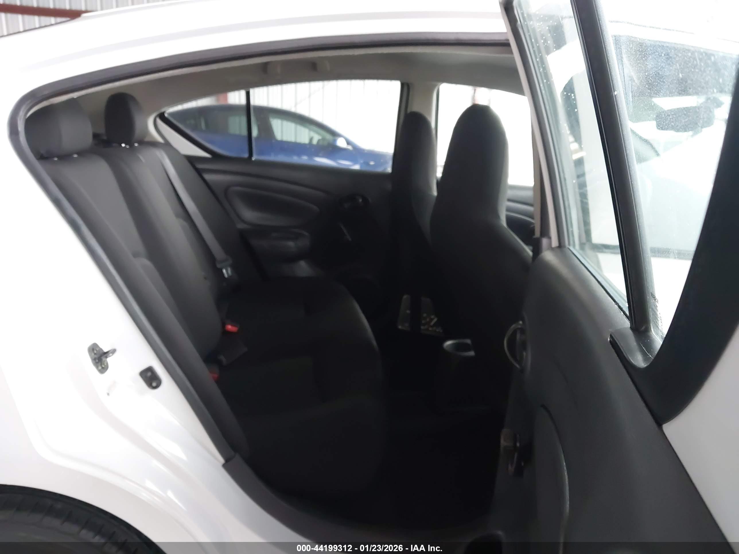 NISSAN VERSA image 8