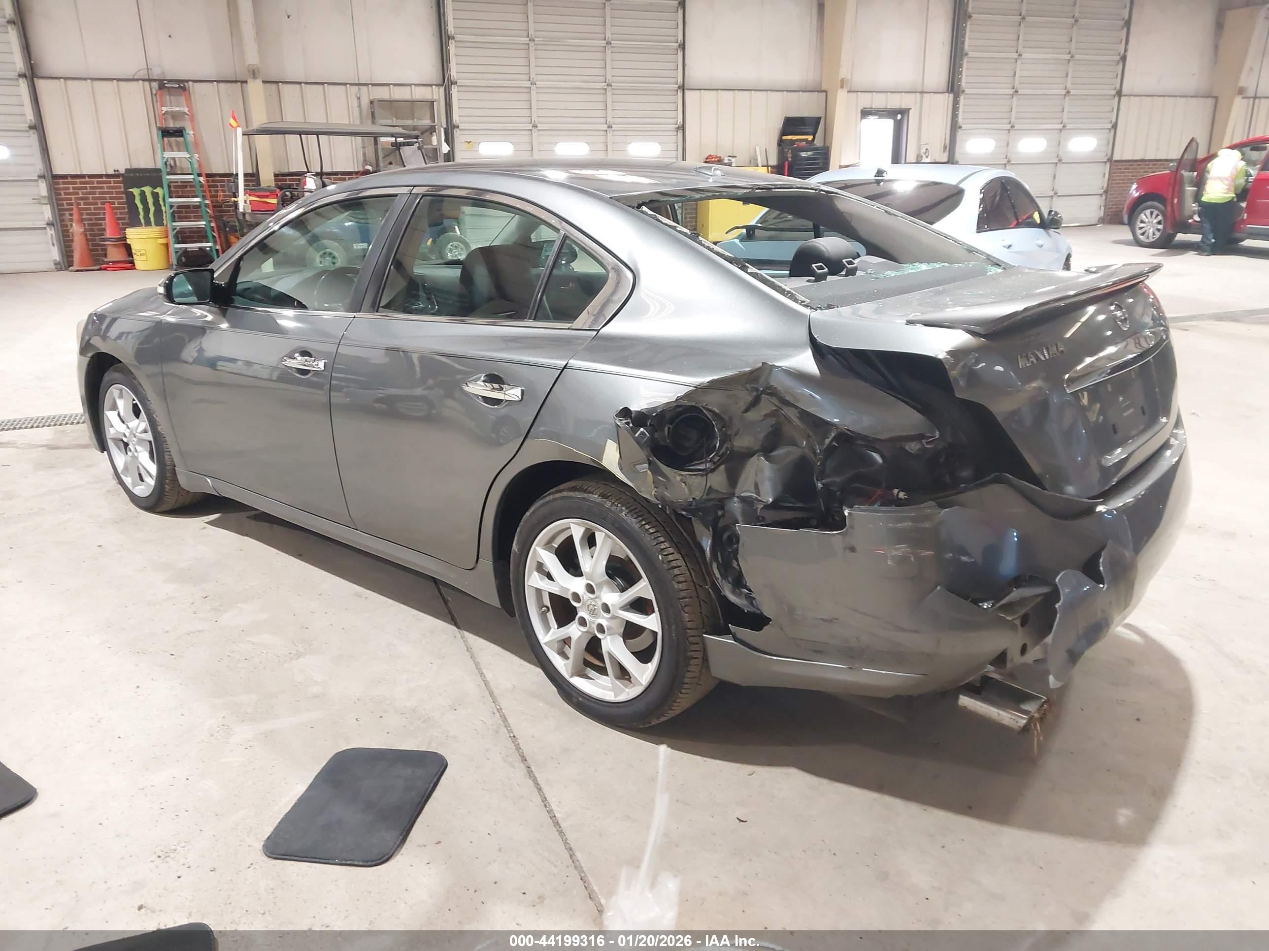 NISSAN MAXIMA image 3