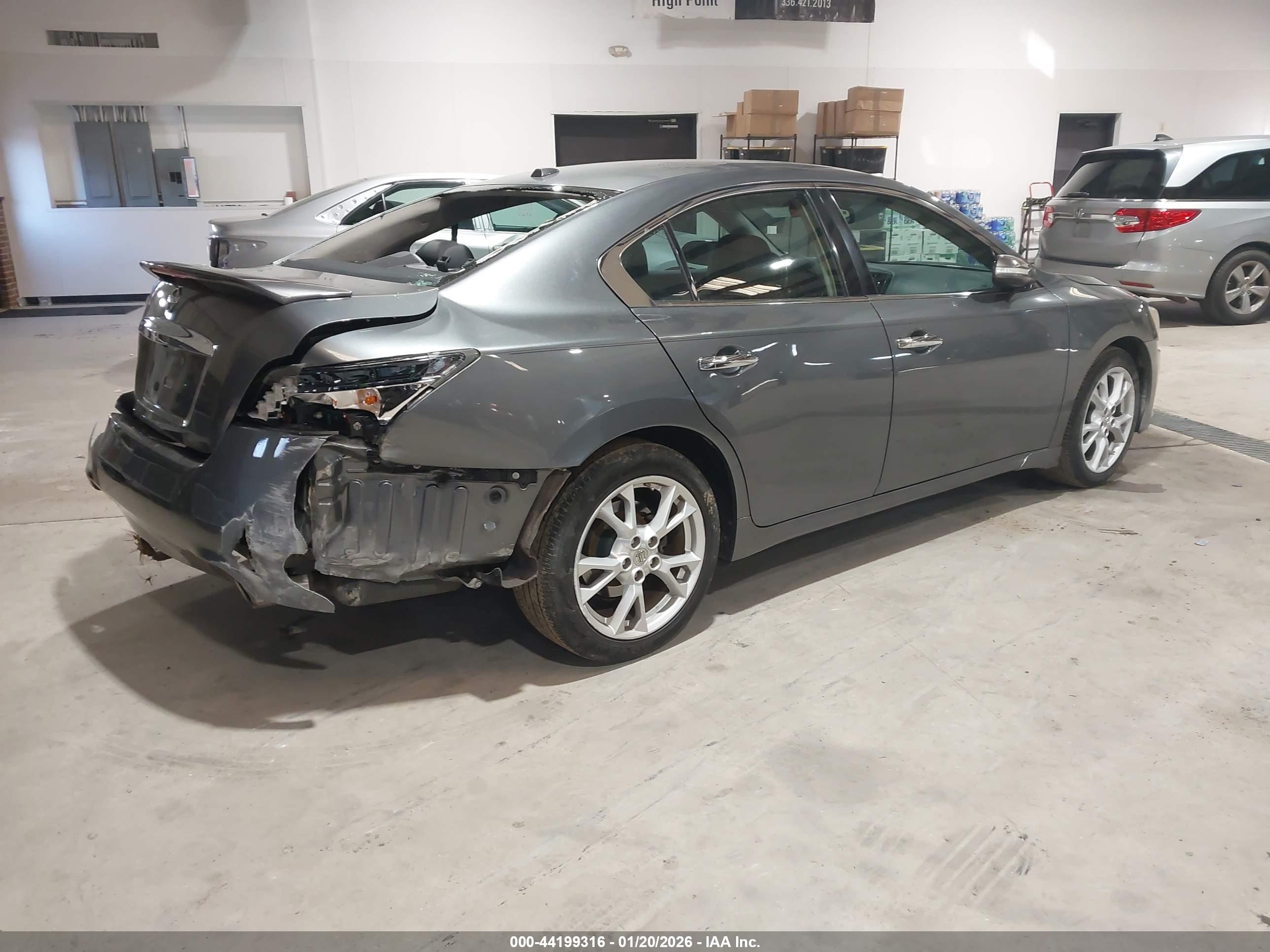 NISSAN MAXIMA image 4